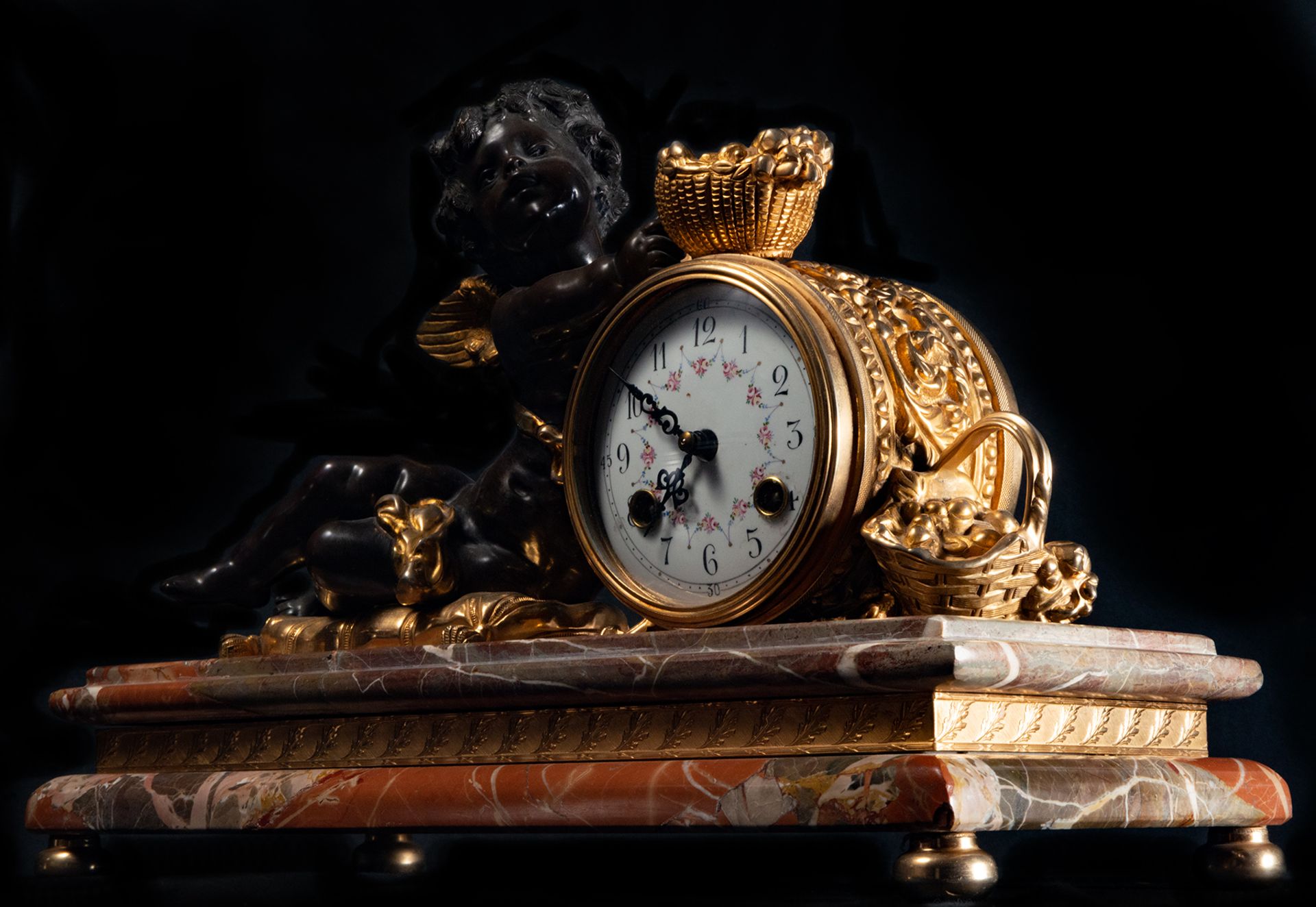Elegant table clock with Cupid in gilt and patinated bronze on a red marble base, 19th century - Bild 5 aus 7