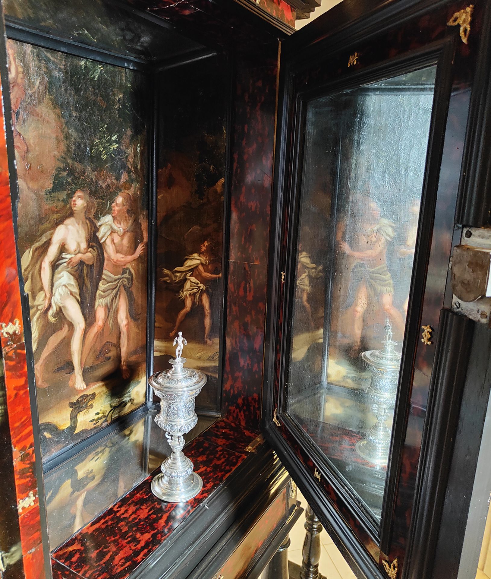 Very Important Large Italian Cabinet in ebony, gilt bronze applications, tortoiseshell, oil-painted  - Image 12 of 12