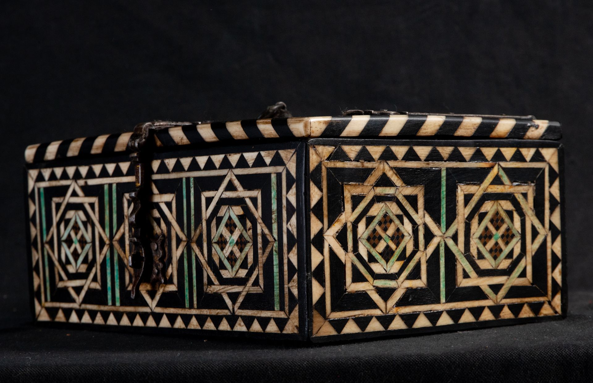 Box following the Nazarís models in concentric marquetry of tinted bone and ebony, work from Granada - Image 3 of 5