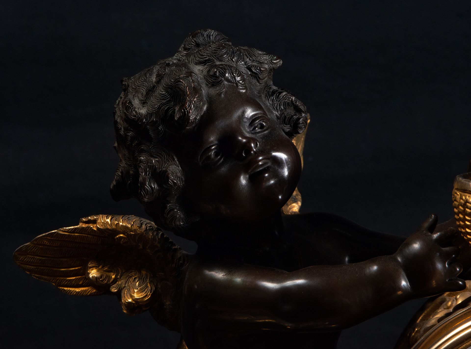 Elegant table clock with Cupid in gilt and patinated bronze on a red marble base, 19th century - Bild 3 aus 7