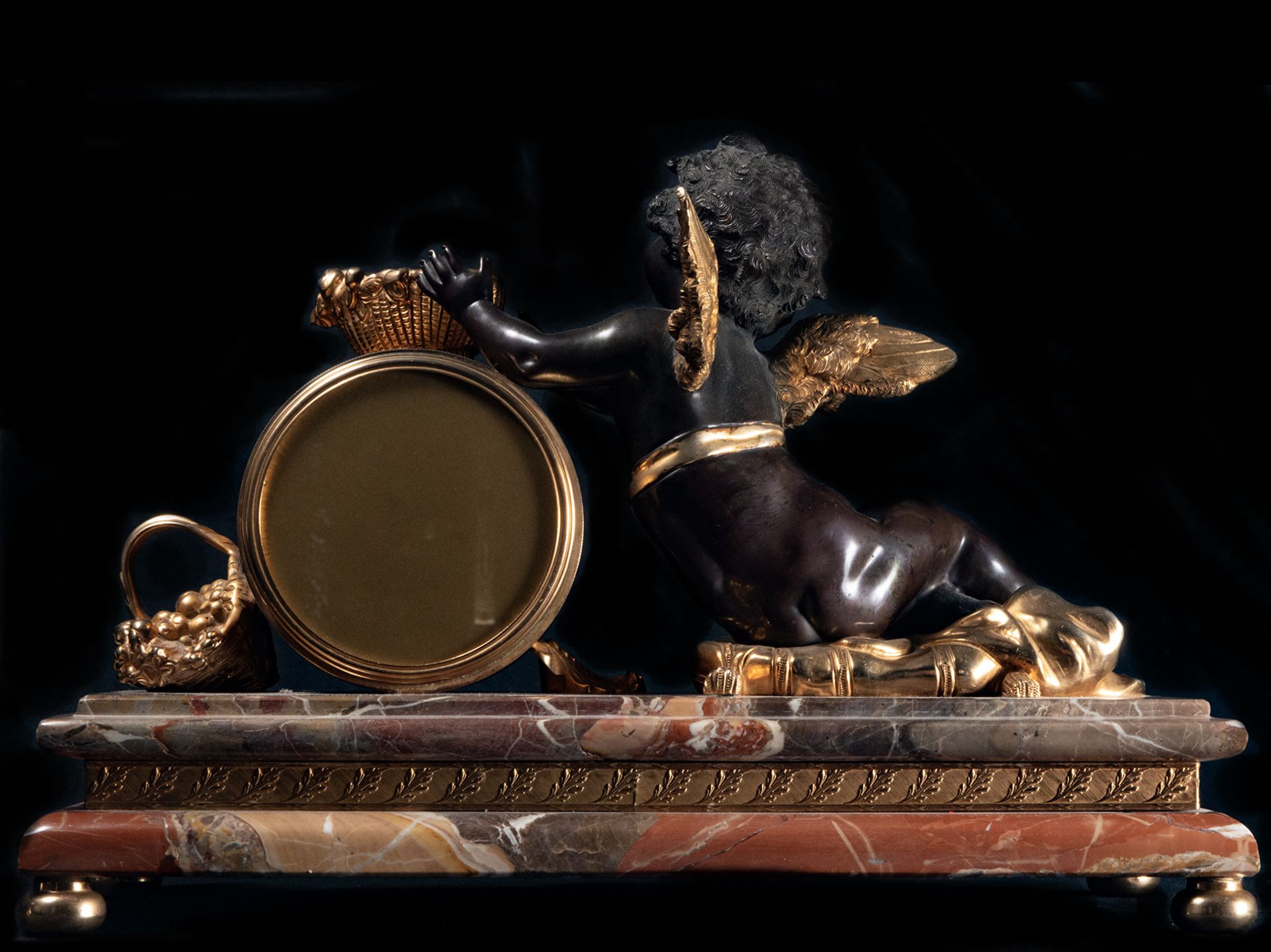 Elegant table clock with Cupid in gilt and patinated bronze on a red marble base, 19th century - Bild 7 aus 7