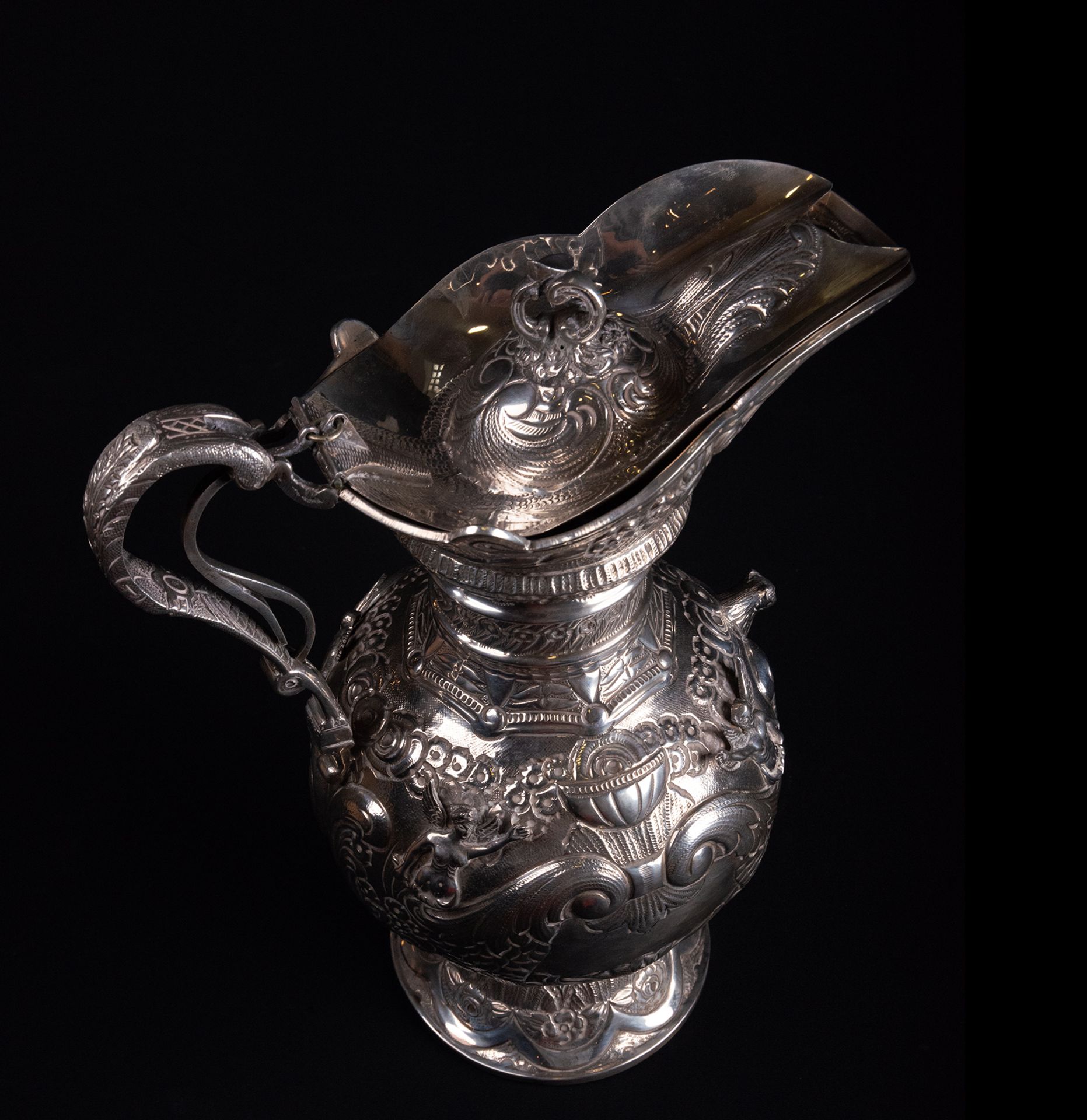 Large Solid Spanish Silver Jug with Angels and Lion motifs, 19th century, with contrasting Law - Bild 5 aus 6