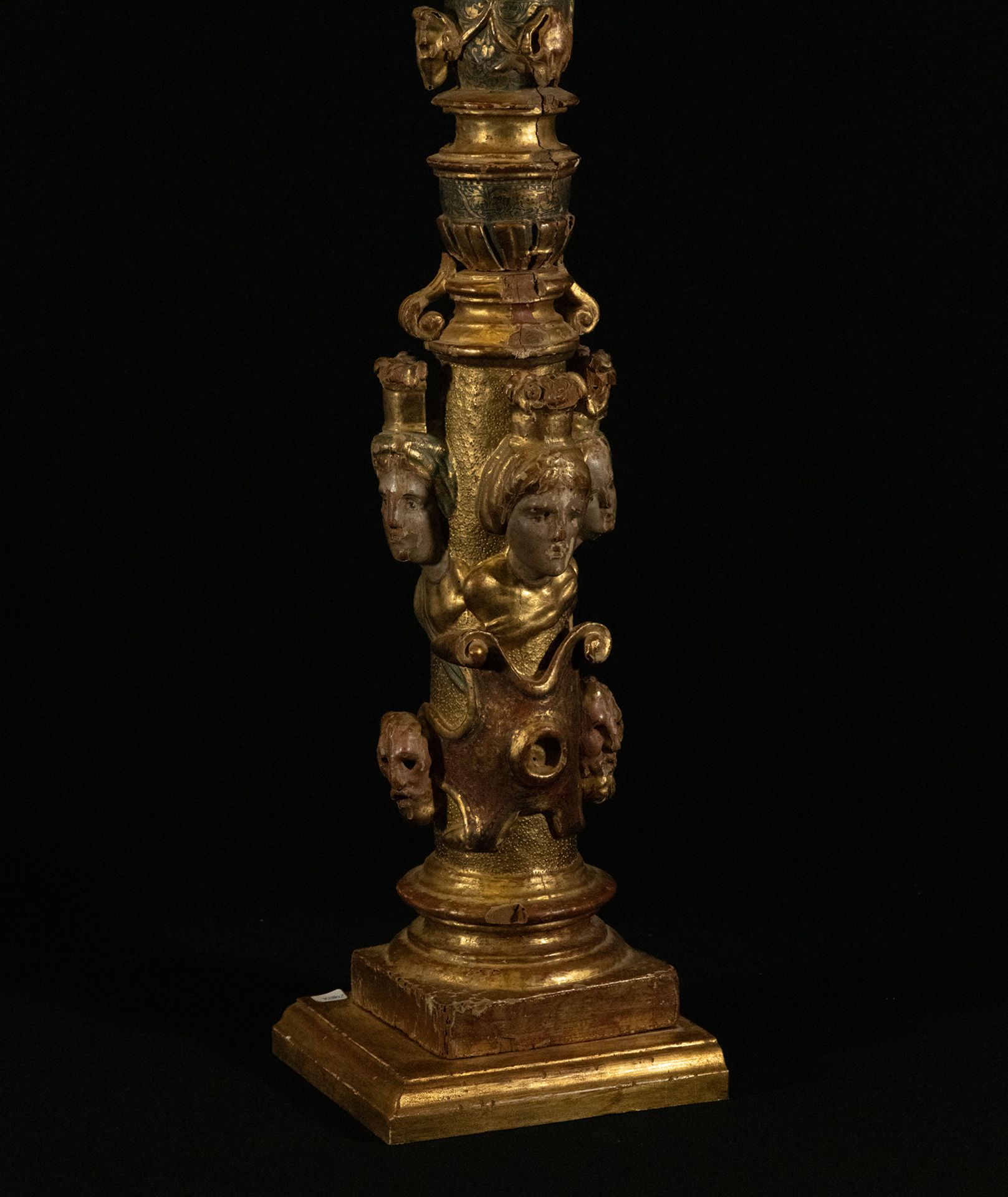 Pair of important Plateresque columns in carved and gilded wood, circle or workshop by Alonso Berrug - Image 5 of 9