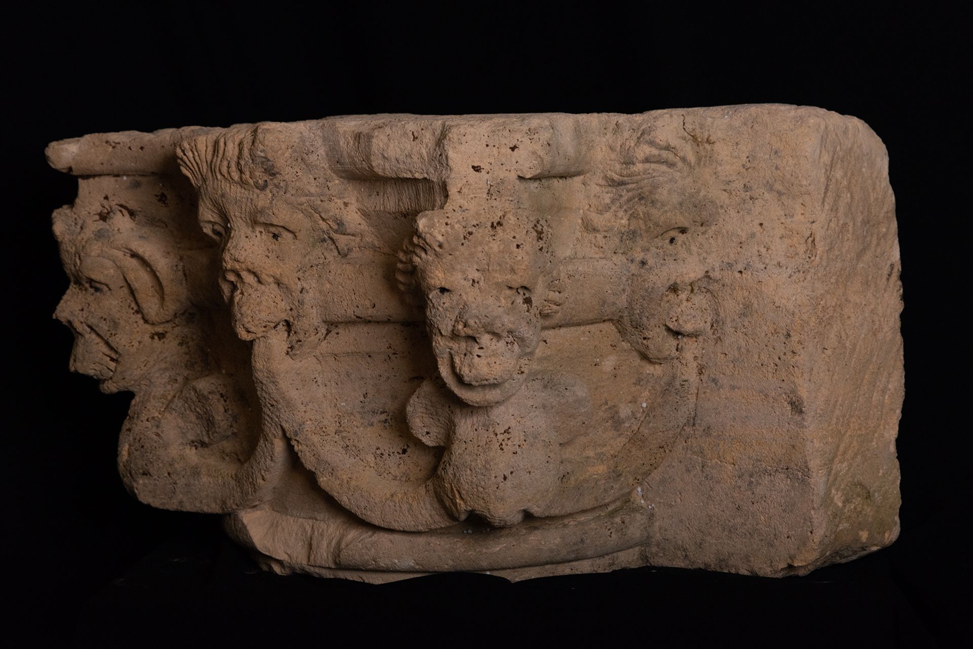 Important Gothic Capital in carved limestone, French Medieval work from the 14th - 15th centuries - Image 3 of 4