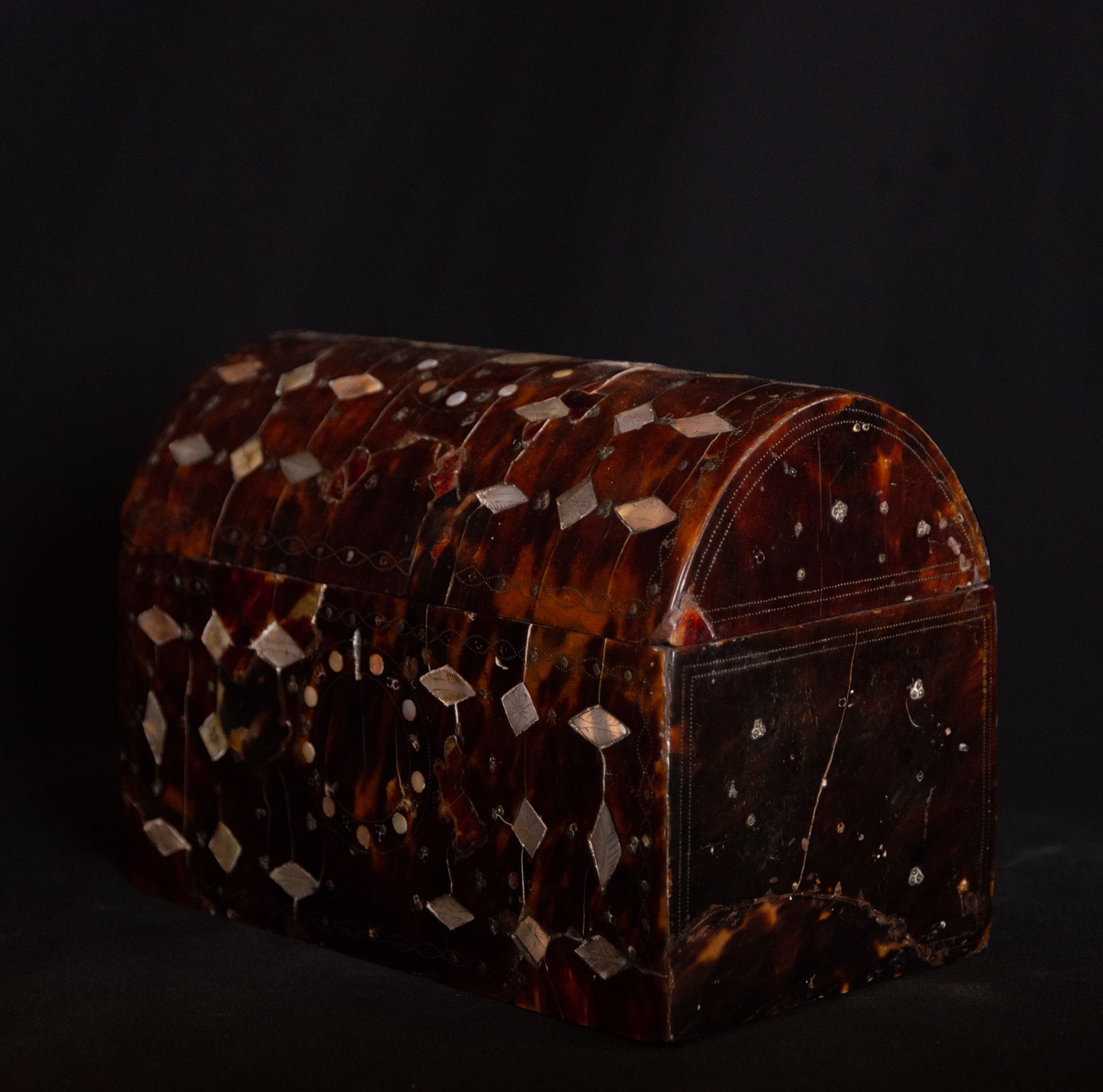 New Spanish Colonial casket in mother-of-pearl, silver and tortoiseshell inlay, 17th century, around - Bild 3 aus 4