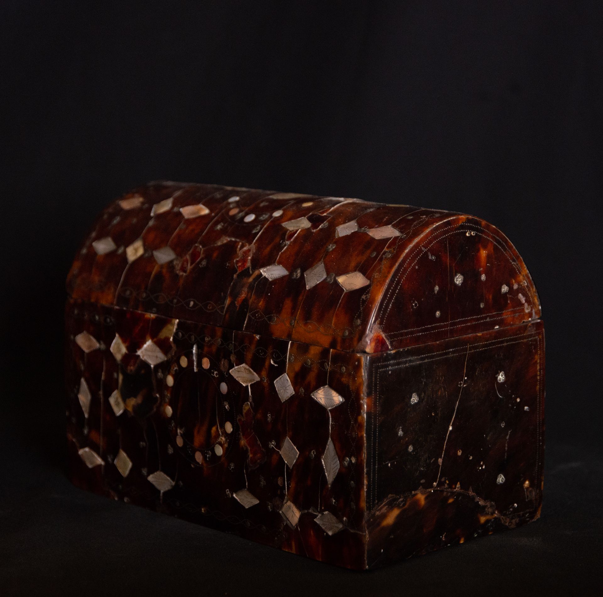 New Spanish Colonial casket in mother-of-pearl, silver and tortoiseshell inlay, 17th century, around - Image 3 of 4