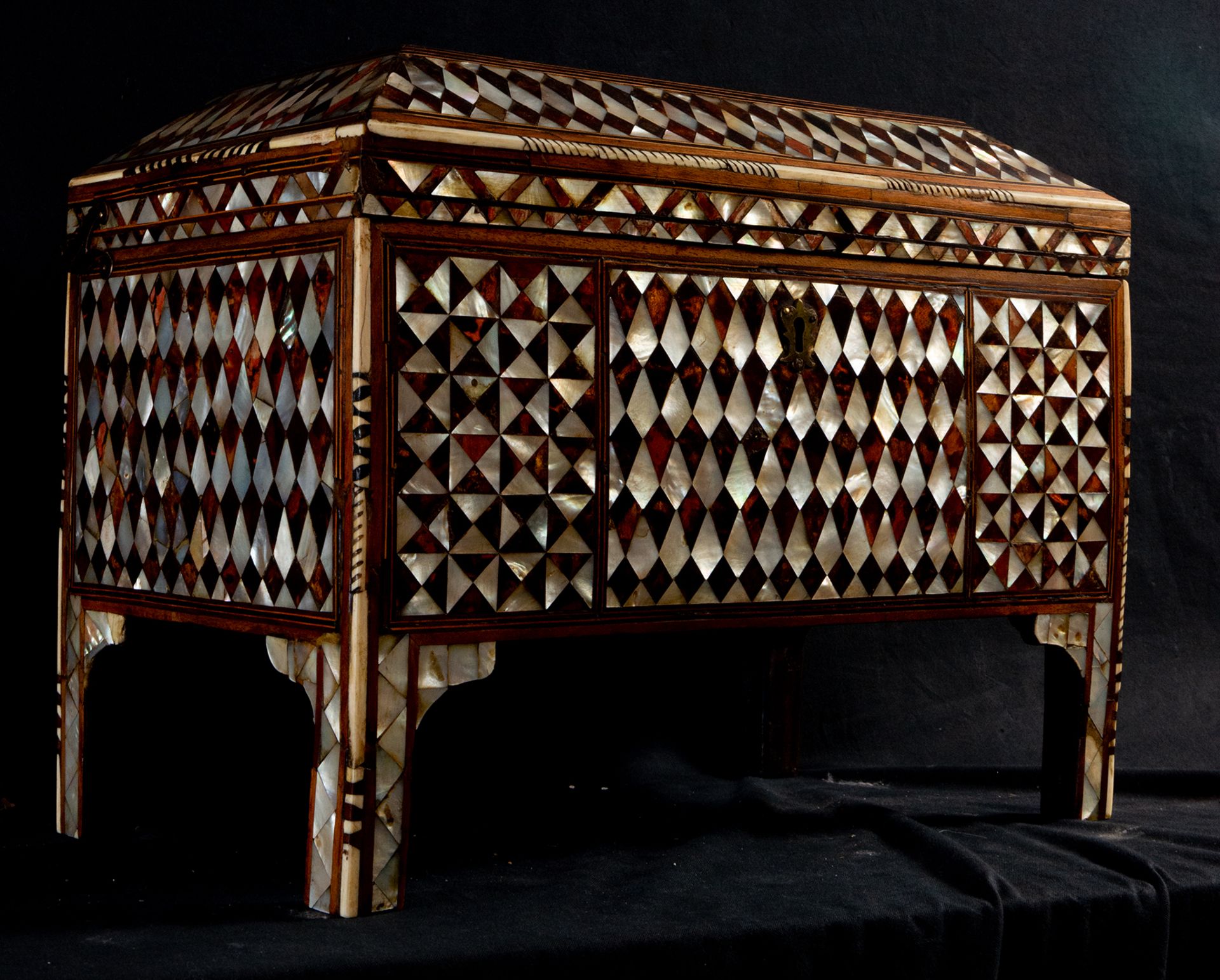 Exceptional Large 18th century Ottoman Chest in mother-of-pearl and tortoiseshell geometric inlay, 1 - Image 3 of 3