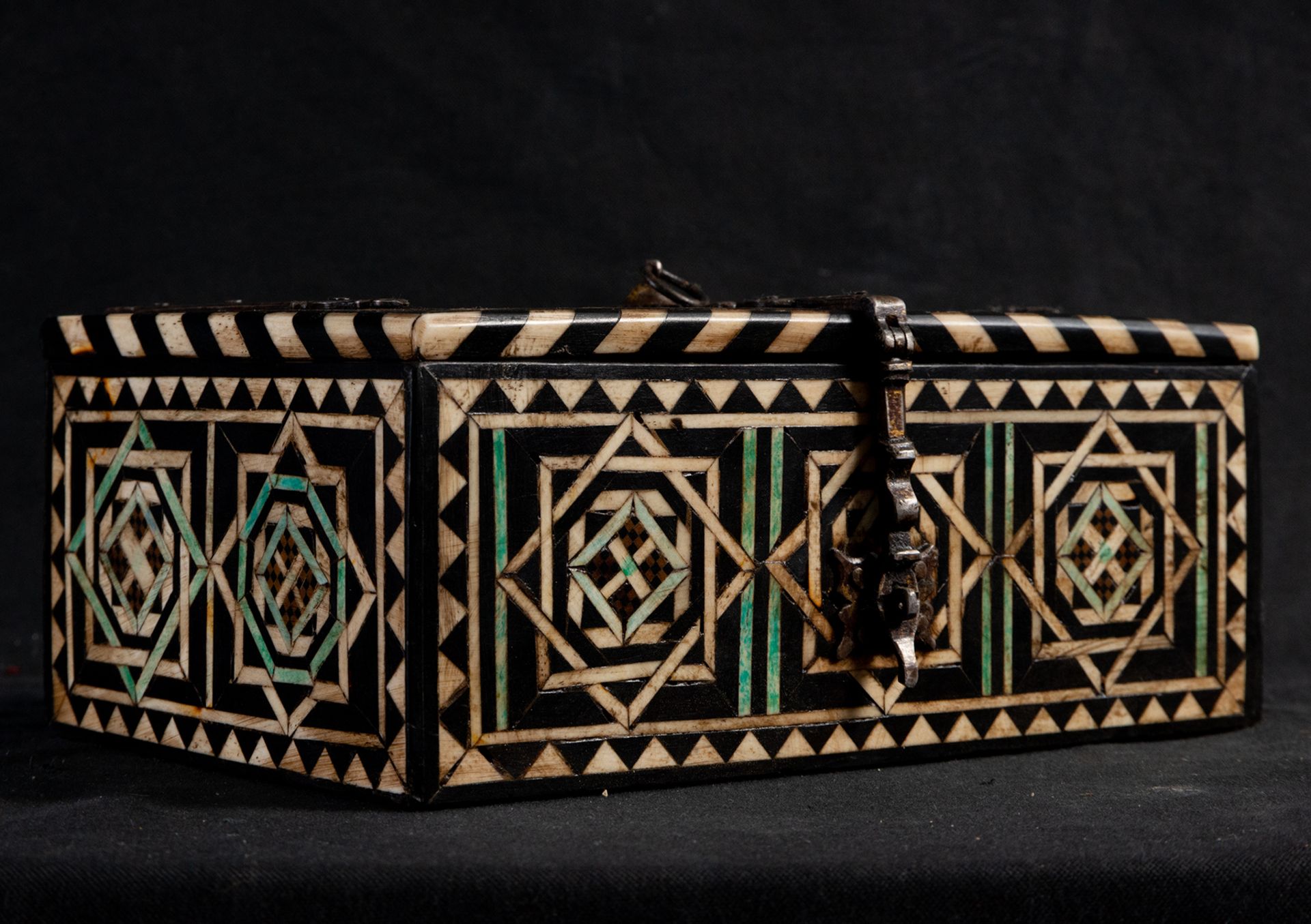 Box following the Nazarís models in concentric marquetry of tinted bone and ebony, work from Granada - Image 4 of 5