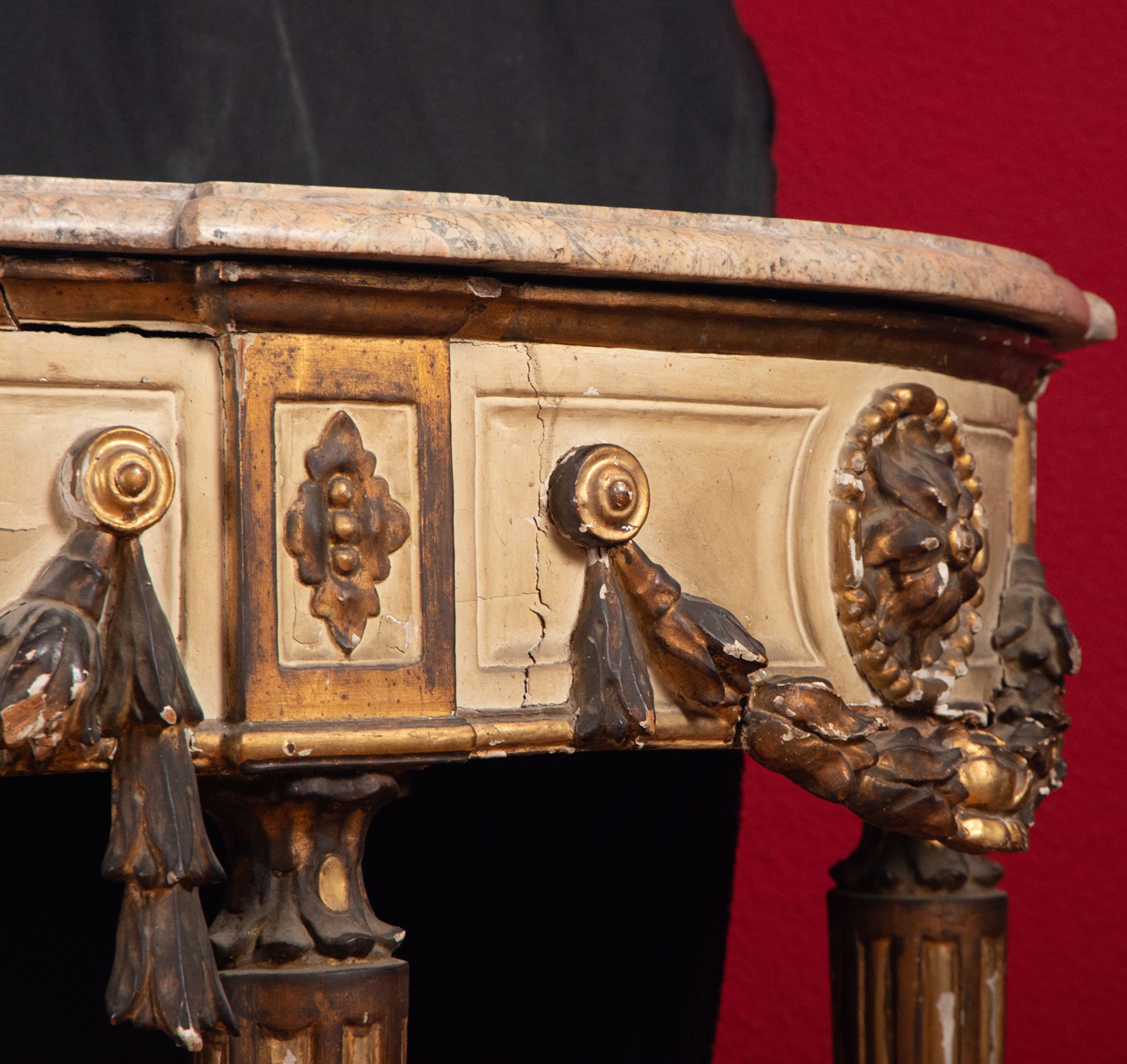 Exceptional 18th century Italian console table in gilded and lacquered wood, with a Siena marble top - Image 4 of 5