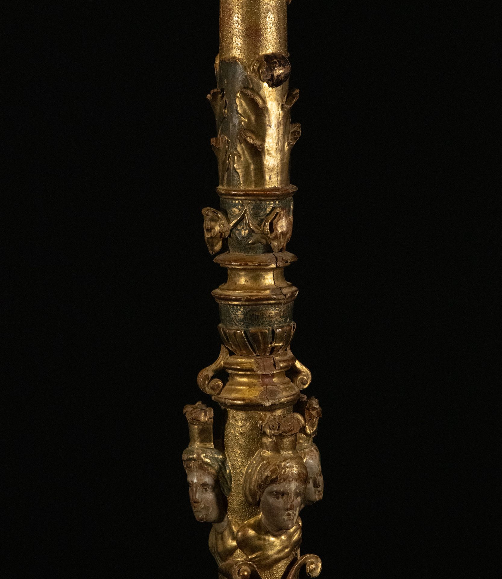 Pair of important Plateresque columns in carved and gilded wood, circle or workshop by Alonso Berrug - Image 4 of 9