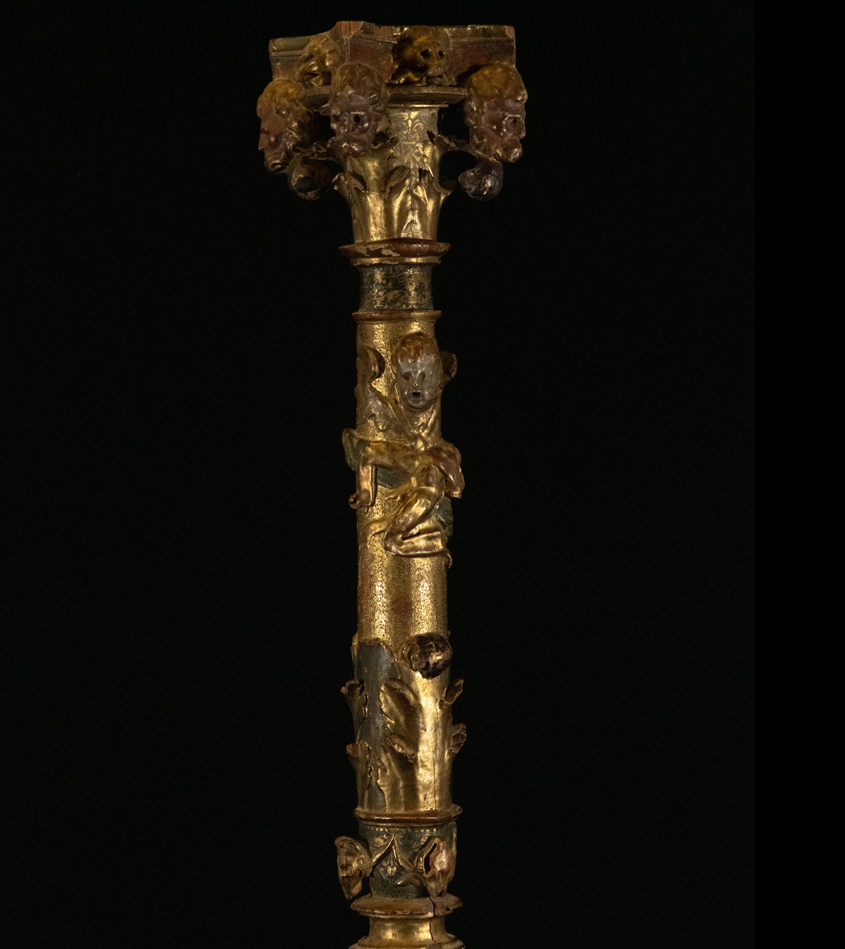 Pair of important Plateresque columns in carved and gilded wood, circle or workshop by Alonso Berrug - Image 3 of 9