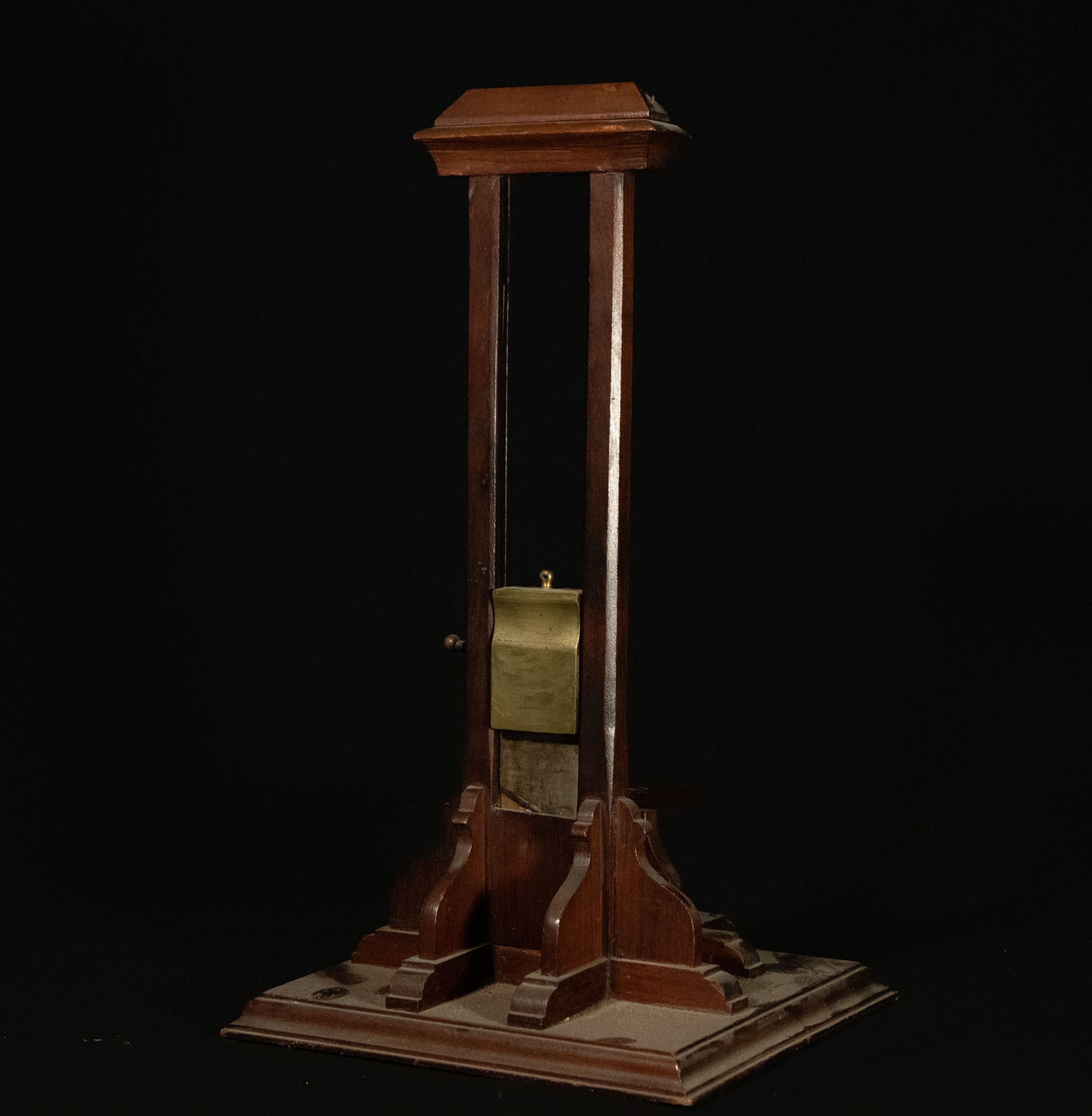 Scale Guillotine in Mahogany wood with blade from the 40s - Image 2 of 4