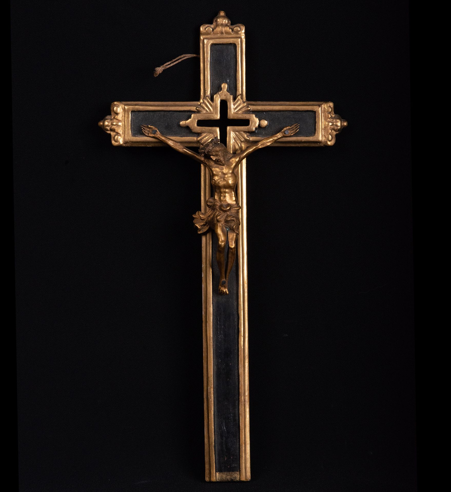 Christ in gilt bronze from the 17th century with a cross in gilded and ebonized wood from the same p