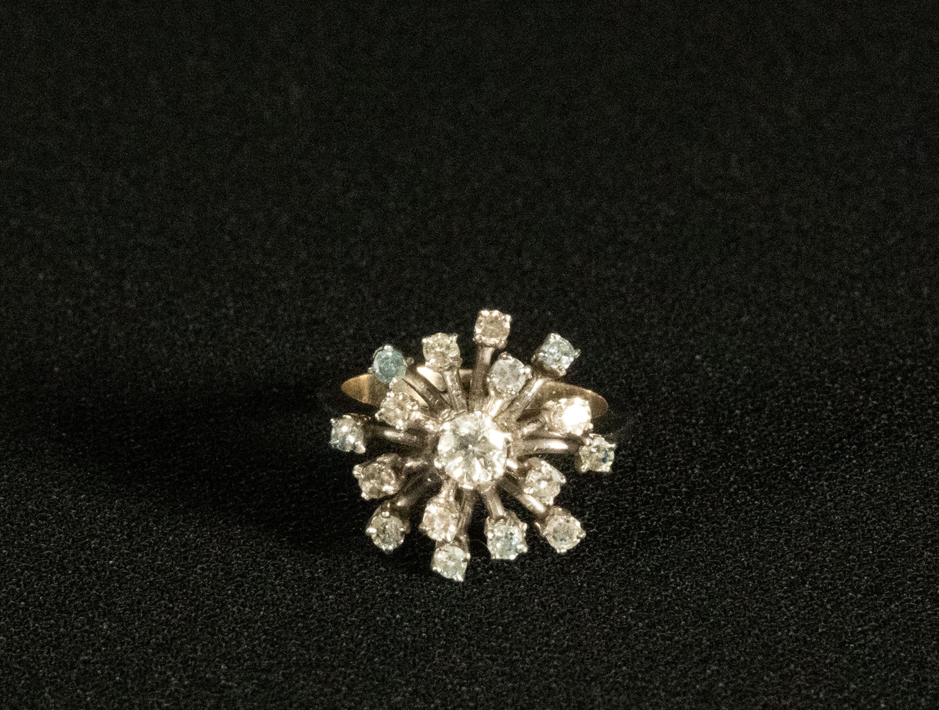 Art Deco ring with brilliant cut diamond of 0.25 ct and 18 diamonds of 0.10 ct