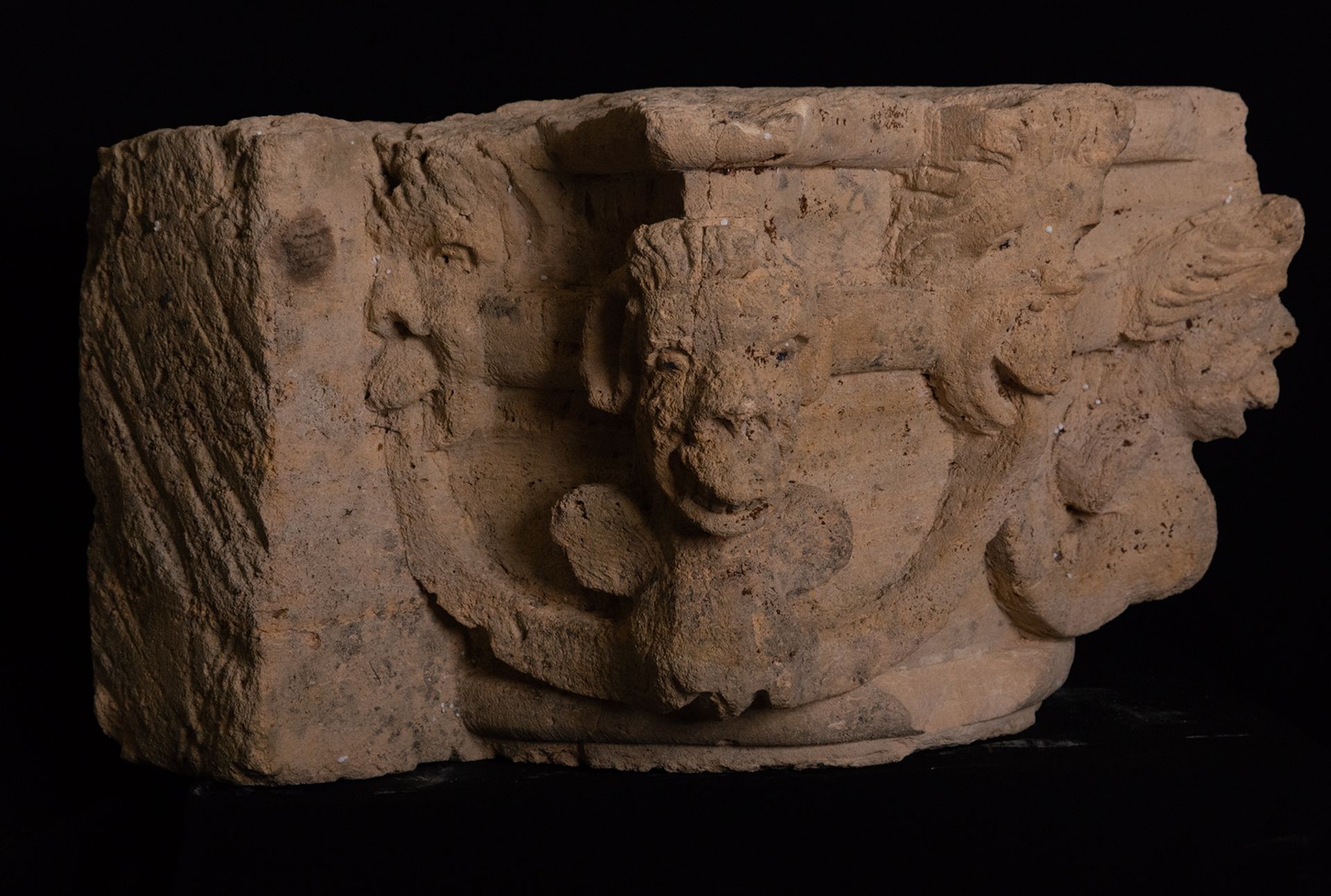 Important Gothic Capital in carved limestone, French Medieval work from the 14th - 15th centuries - Image 2 of 4