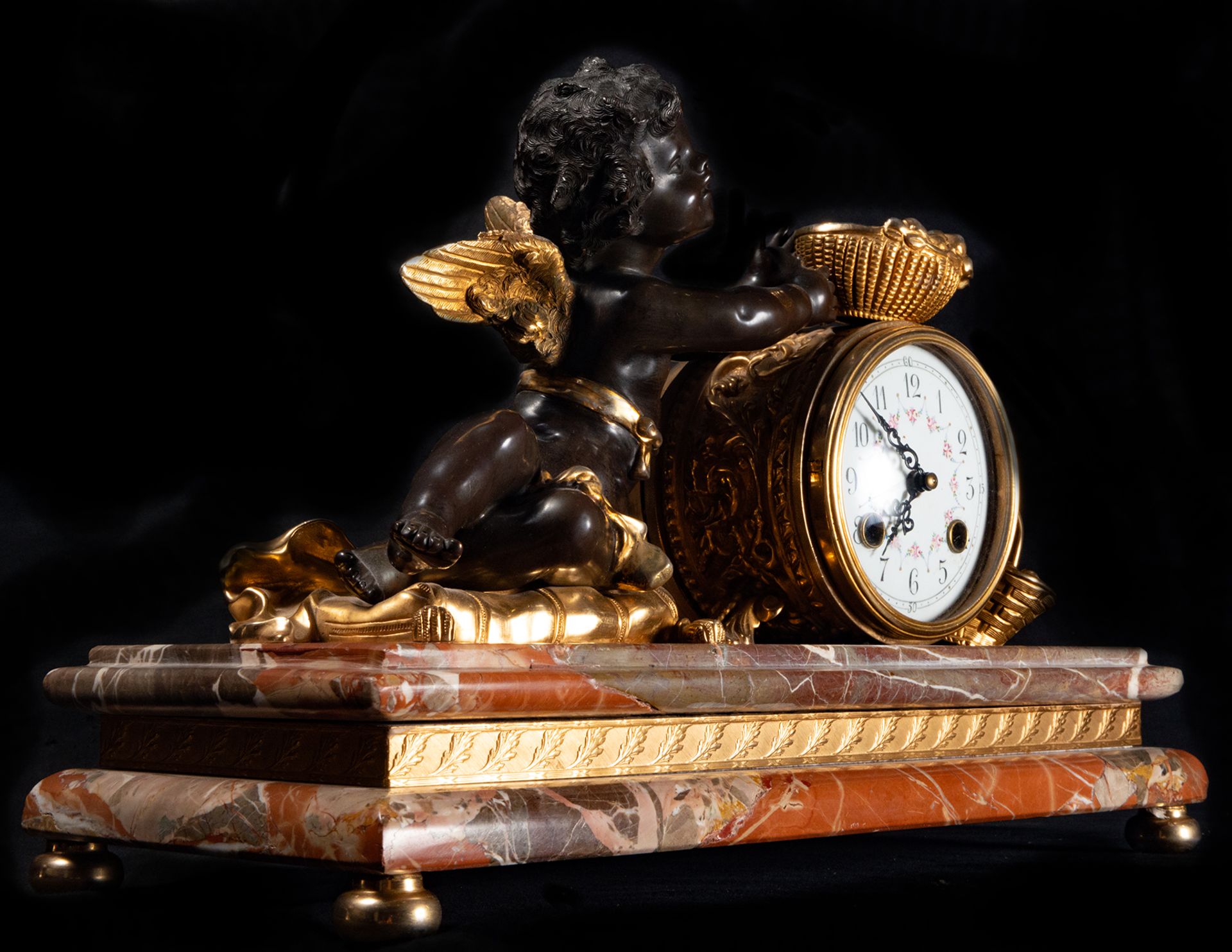 Elegant table clock with Cupid in gilt and patinated bronze on a red marble base, 19th century - Bild 6 aus 7