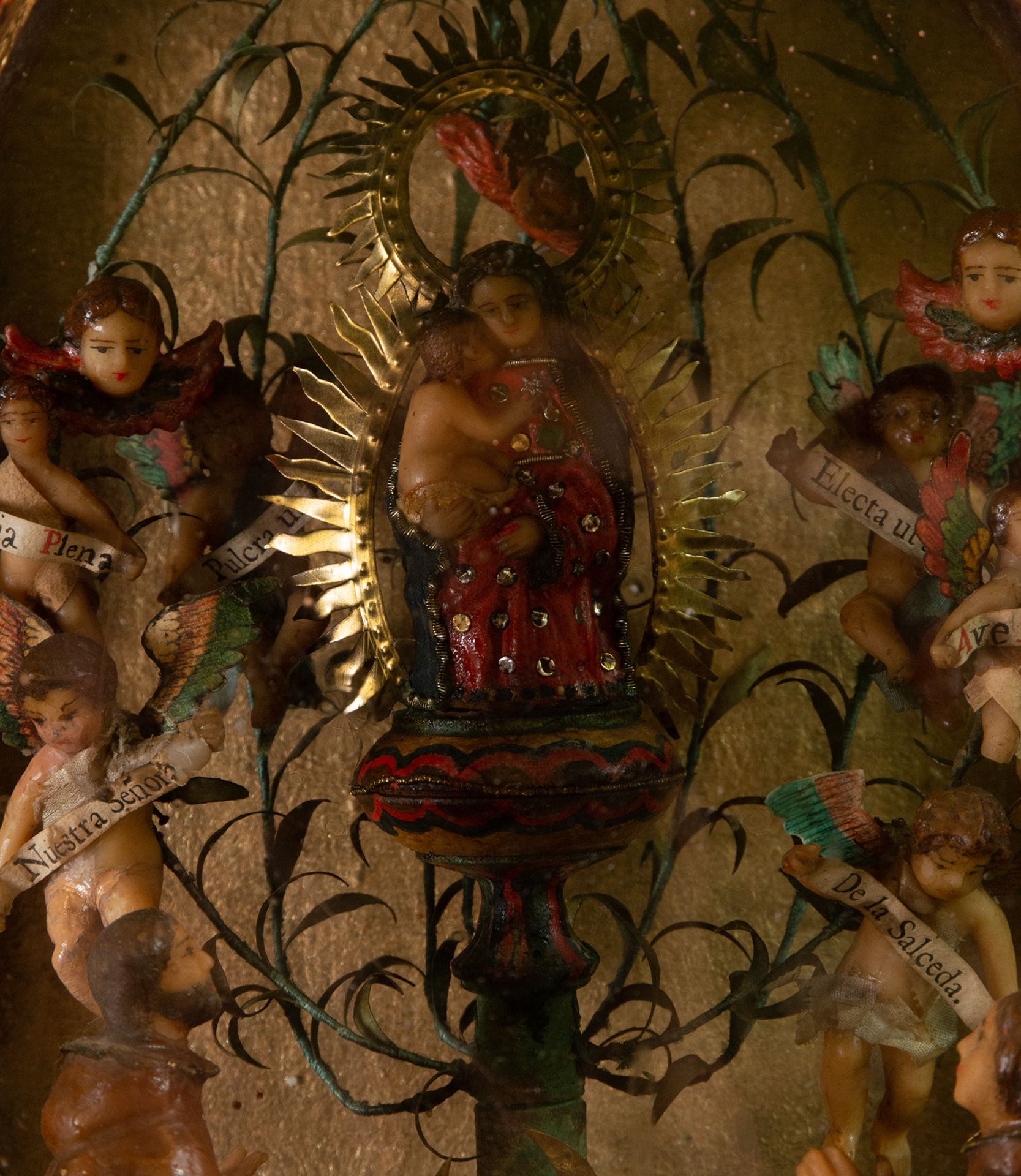 Unusual colonial ensemble of Urn with Virgin of Pilar and Parsonnages in wax, Mexican colonial work  - Image 2 of 6