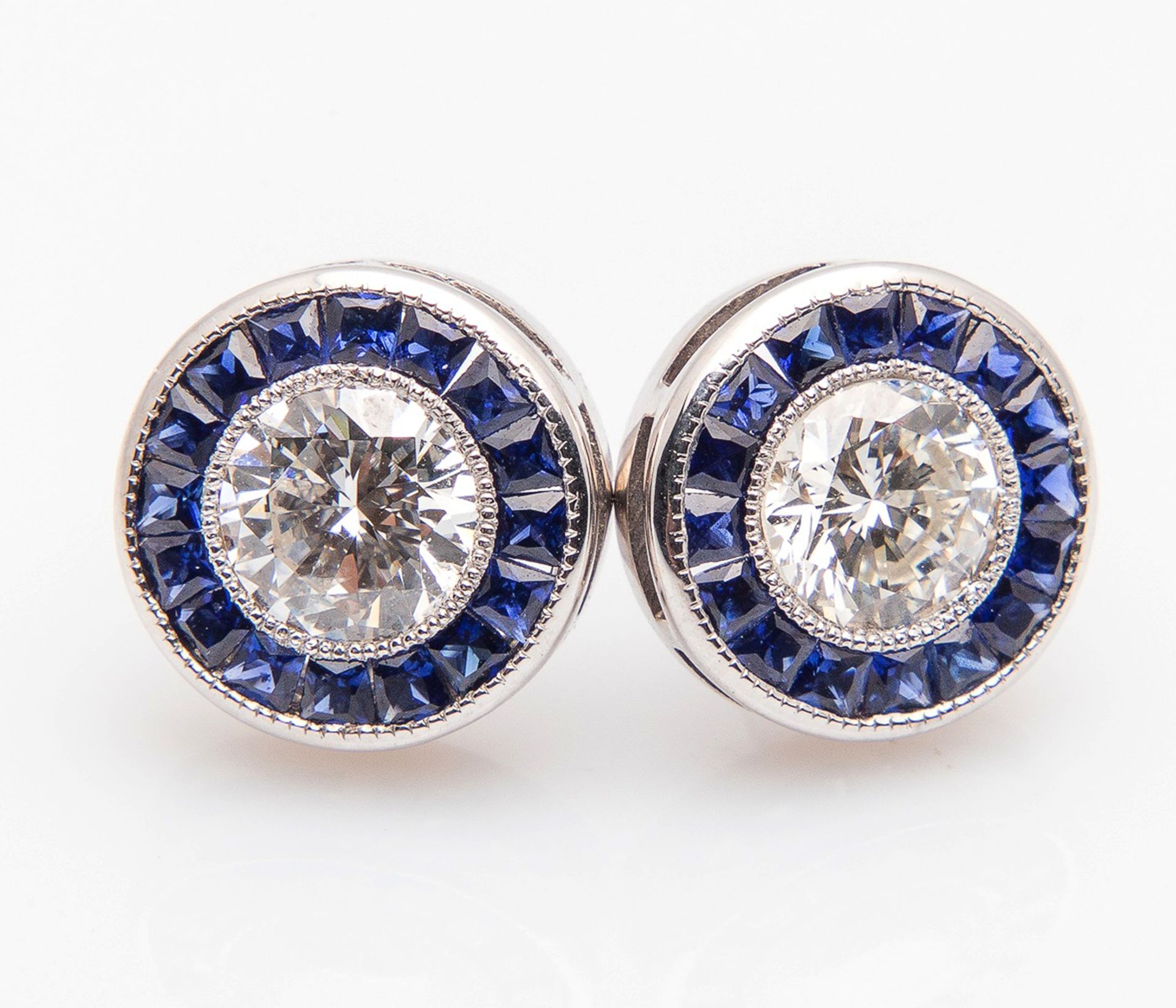 Elegant 1920s earrings with two 0.50 ct Diamonds each edged with sapphires, very good purity and col - Image 5 of 9