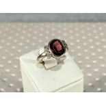 18k white gold ring with brilliant cut diamonds and garnet - Weight: 5gr - 350