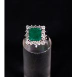 18k White Gold Ring with a central Emerald of 3.30 ct and diamonds of a total of 1.20 ct