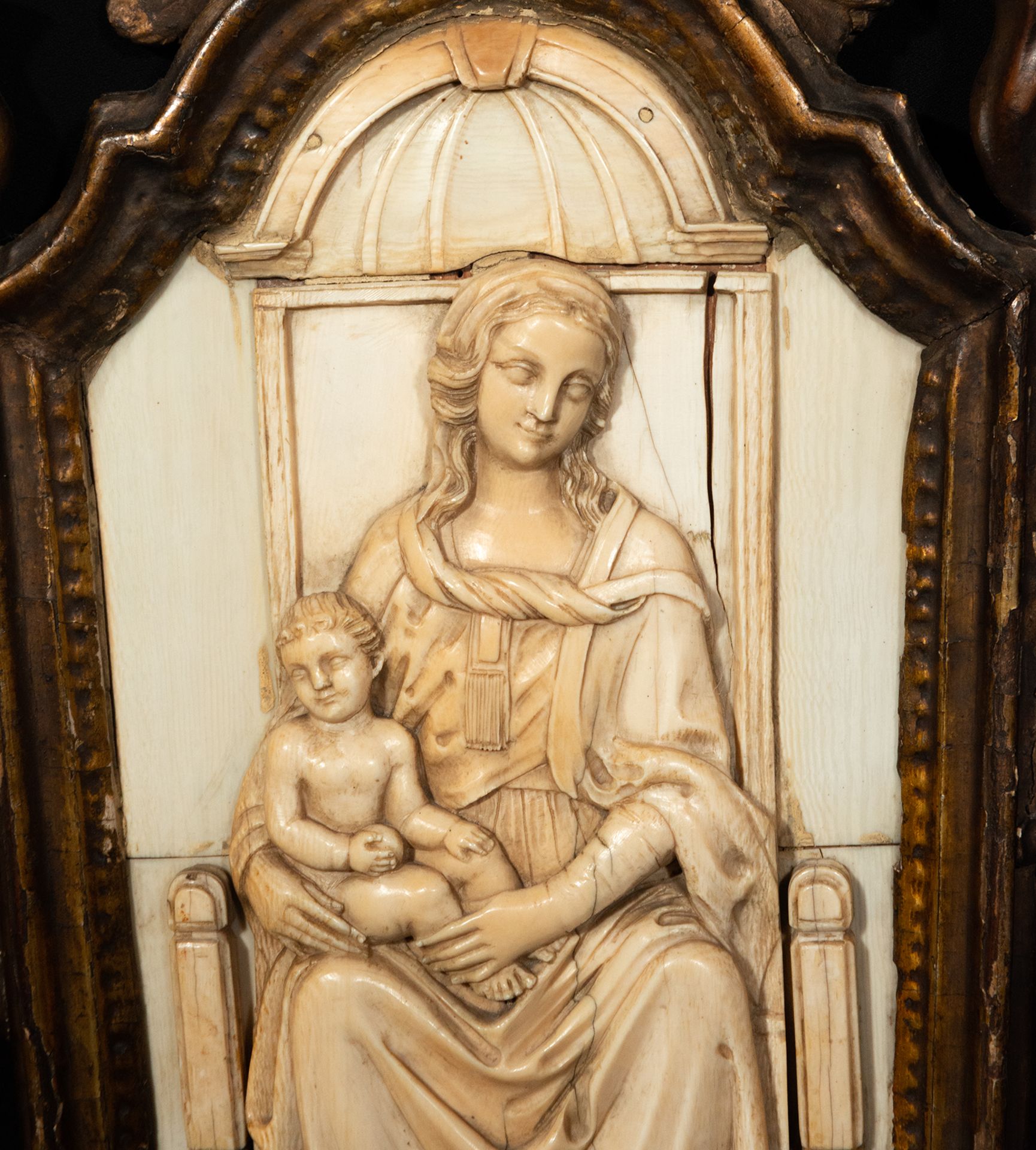 Important Madonna of Dieppe in carved ivory, with period frame in gilded wood in Cornucopis, 19th ce - Image 3 of 5