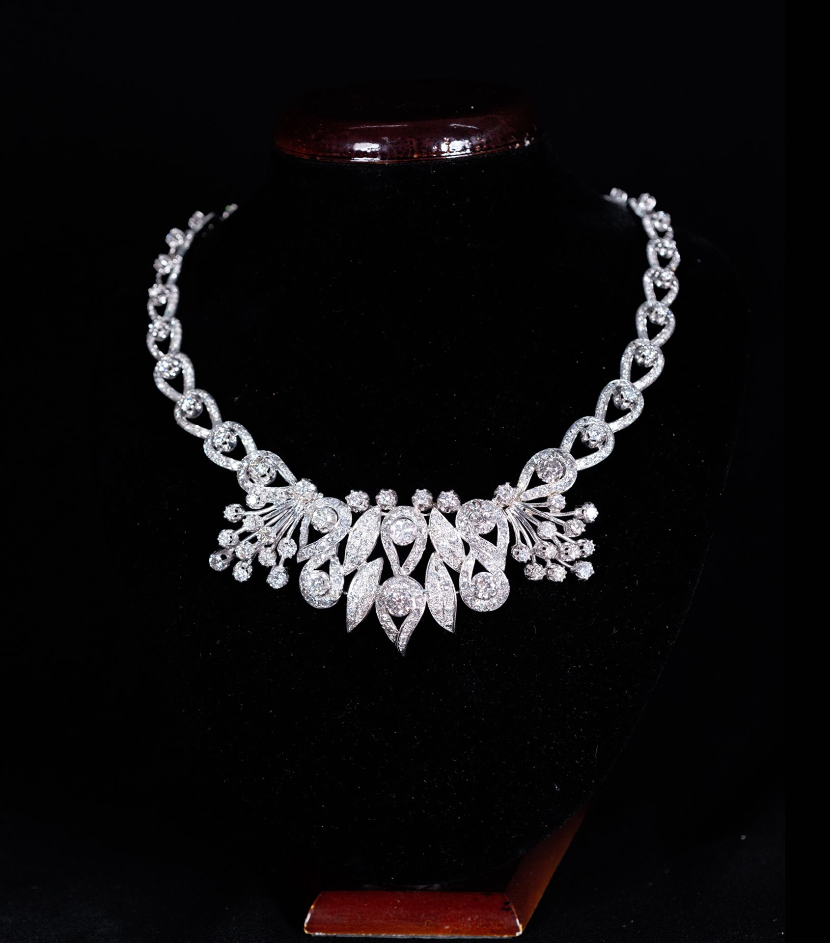 Important Lady necklace in white 18k gold and brilliant cut Diamonds of a total of 30 carats, 81 gra