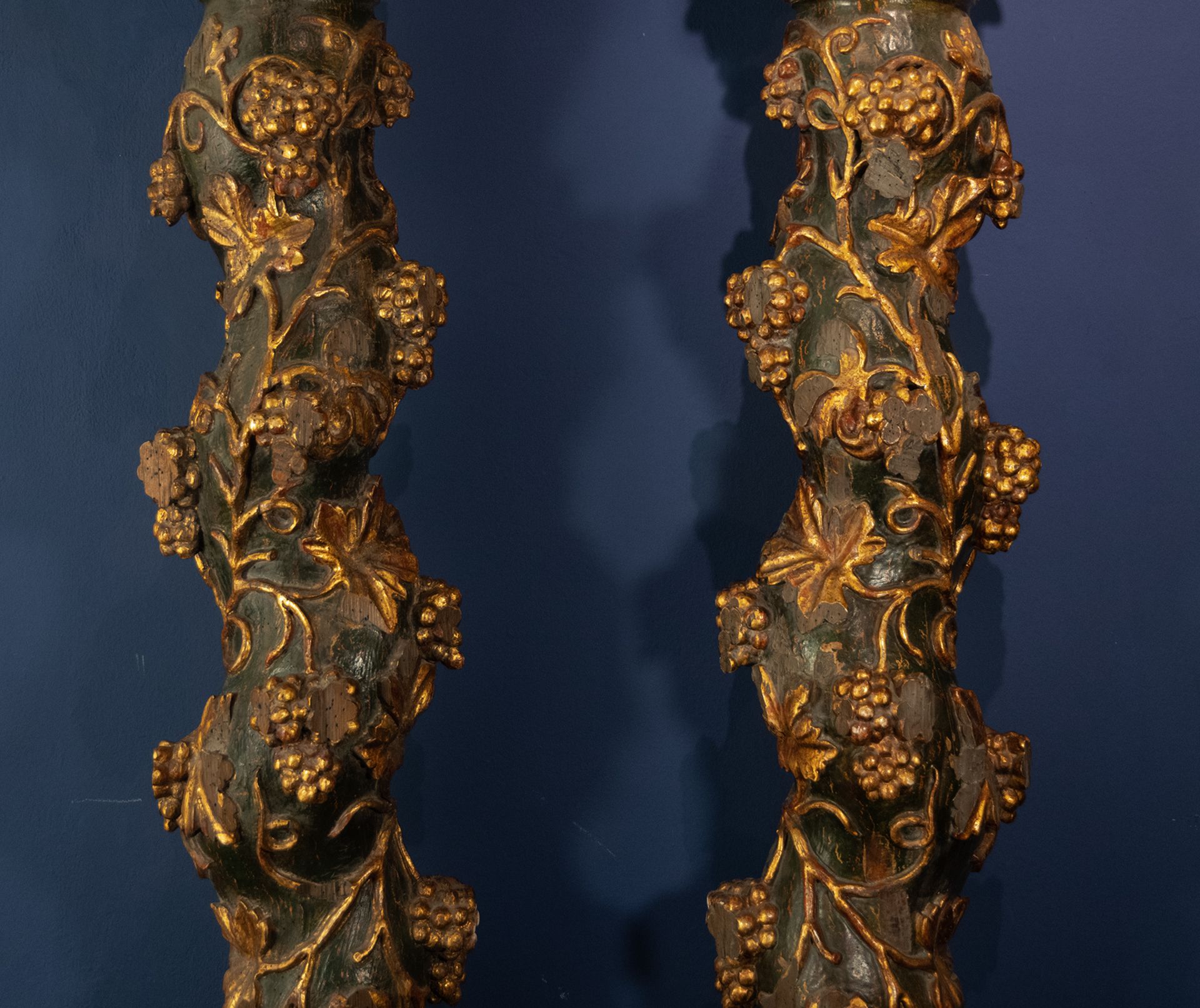 Pair of Large Solomonic Columns, 17th century, in carved, polychromed and gilt wood - Image 3 of 4