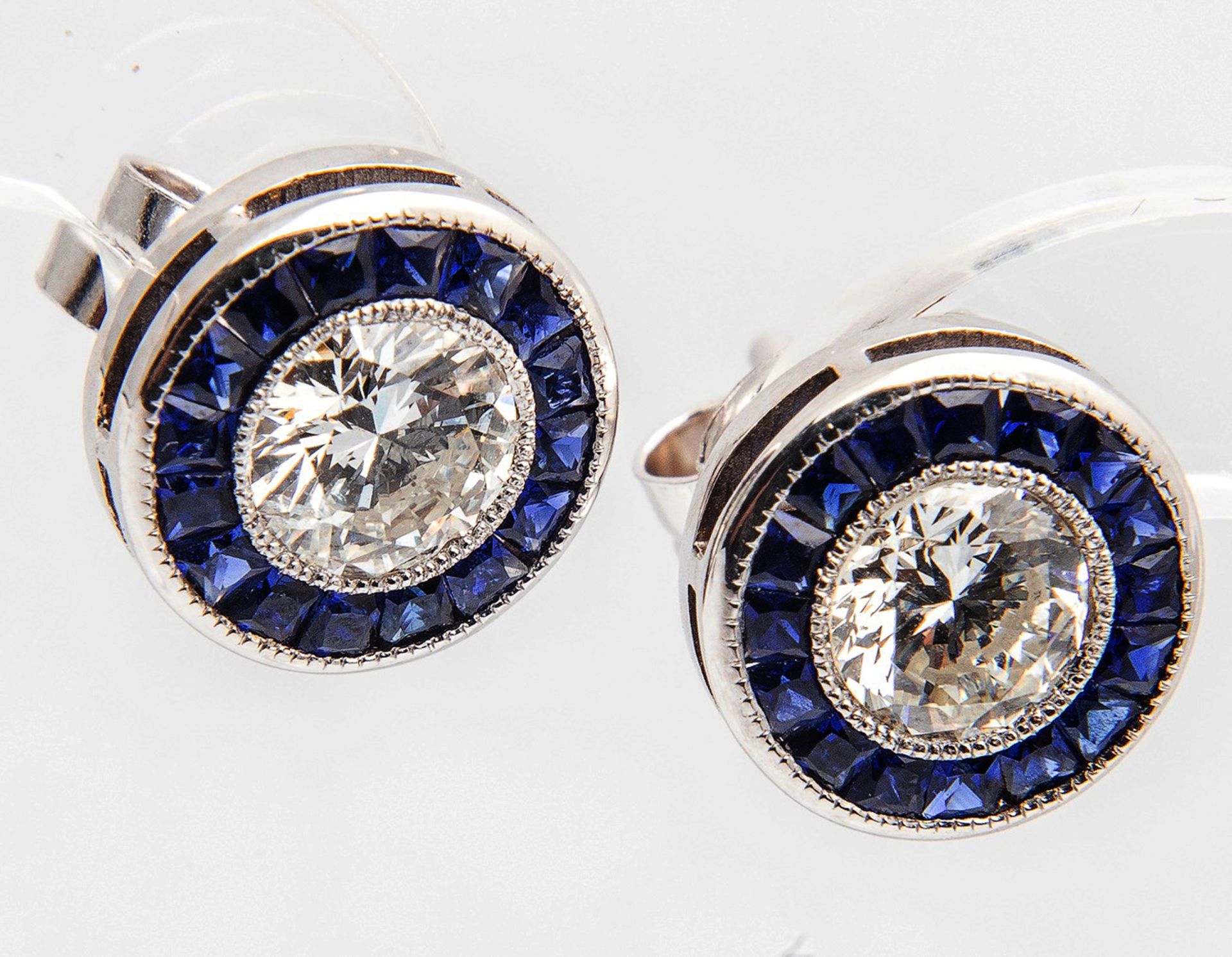 Elegant 1920s earrings with two 0.50 ct Diamonds each edged with sapphires, very good purity and col - Image 4 of 9