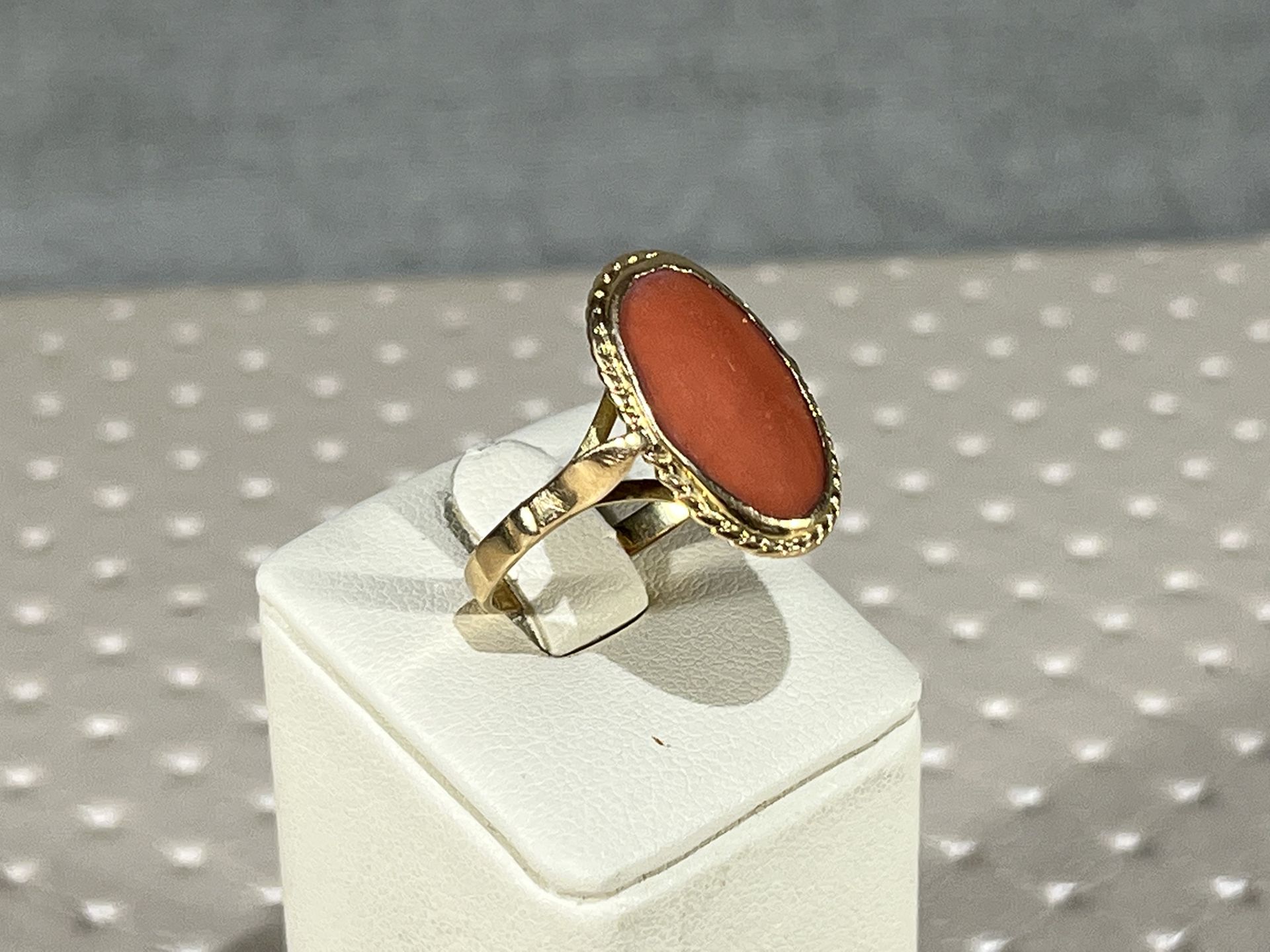 18k Gold and Coral Ring - Image 2 of 6