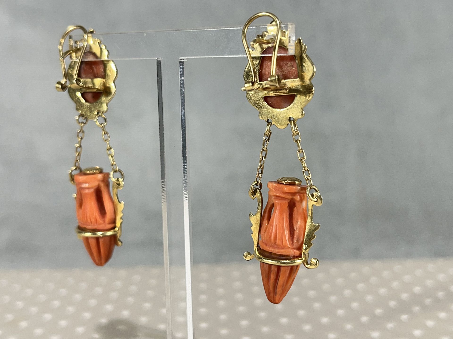 Spanish earrings with cameos and Mediterranean Coral amphoras mounted in 18k gold - Bild 3 aus 5