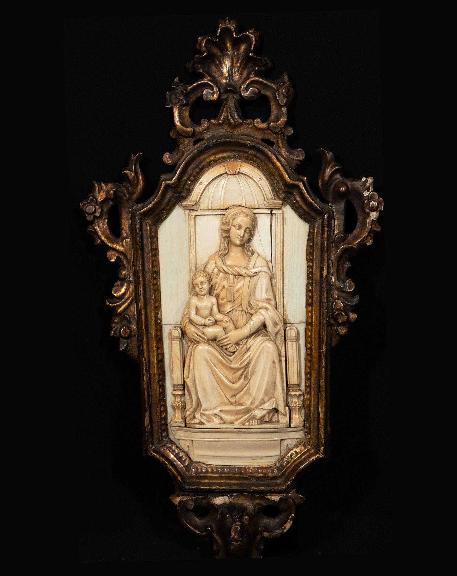 Important Madonna of Dieppe in carved ivory, with period frame in gilded wood in Cornucopis, 19th ce