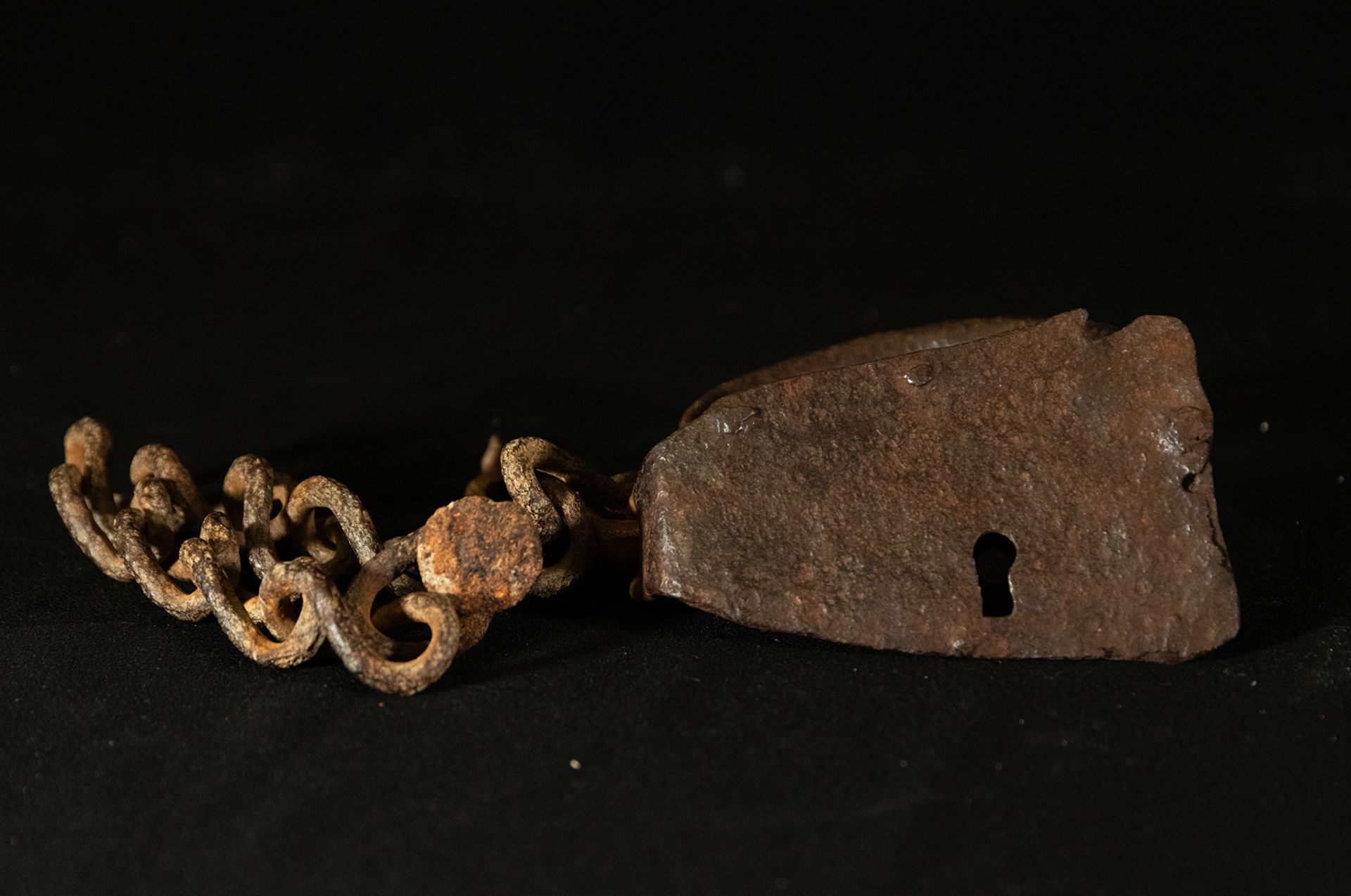 Rare Rack for slave or prisoner condemned to row on ships with nail. 17th century - Image 3 of 3