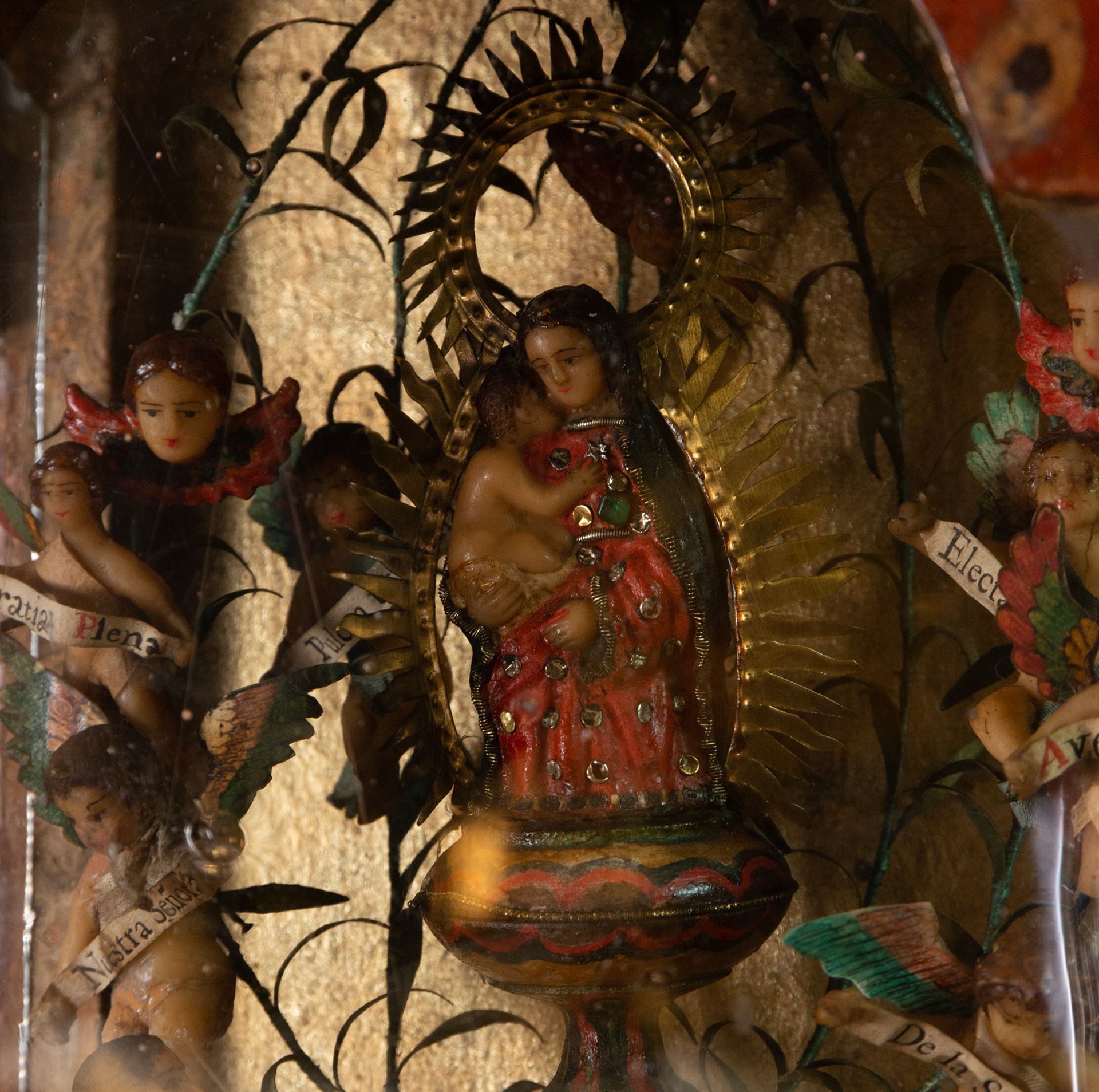 Unusual colonial ensemble of Urn with Virgin of Pilar and Parsonnages in wax, Mexican colonial work  - Image 3 of 6