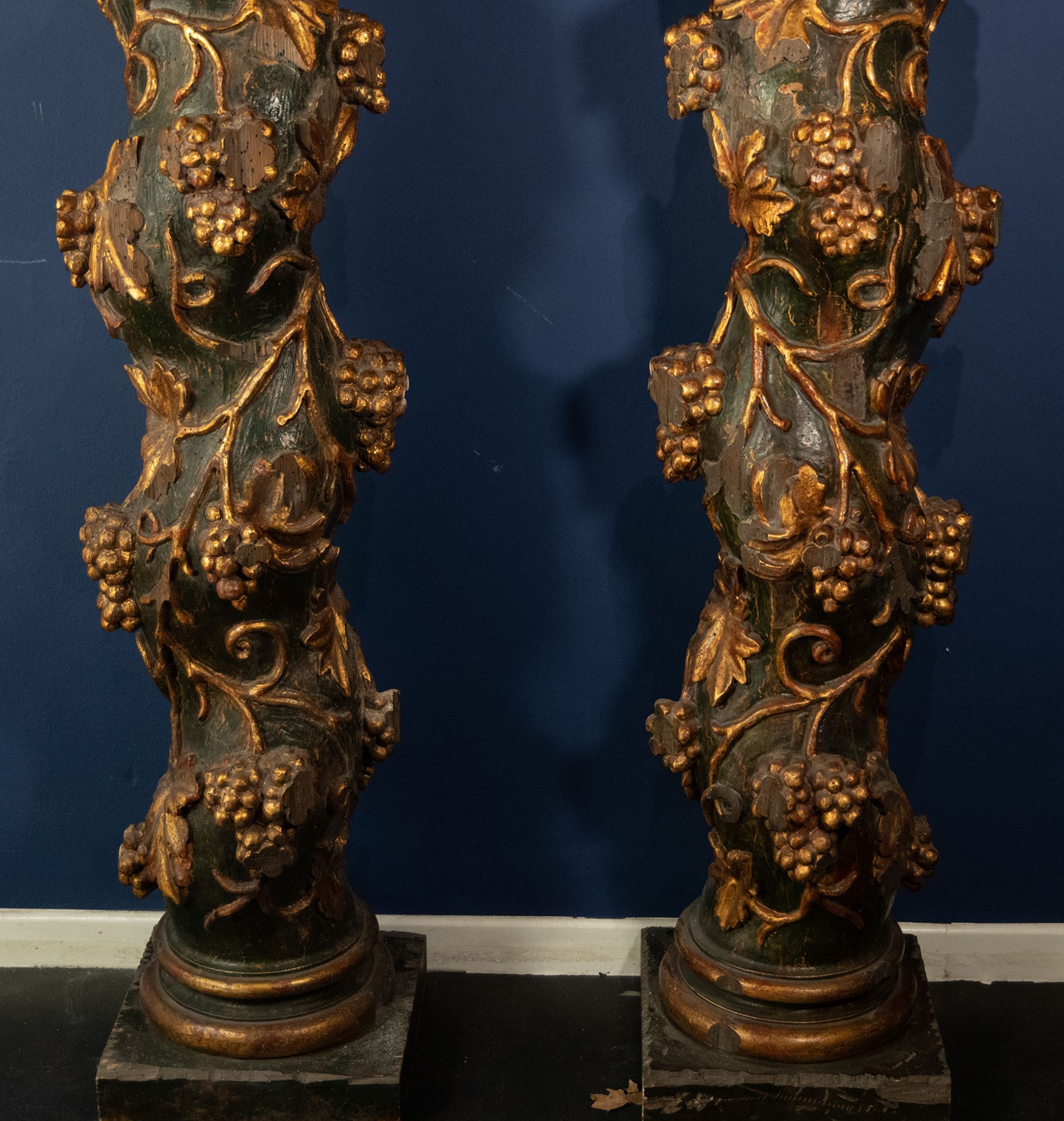 Pair of Large Solomonic Columns, 17th century, in carved, polychromed and gilt wood - Image 4 of 4