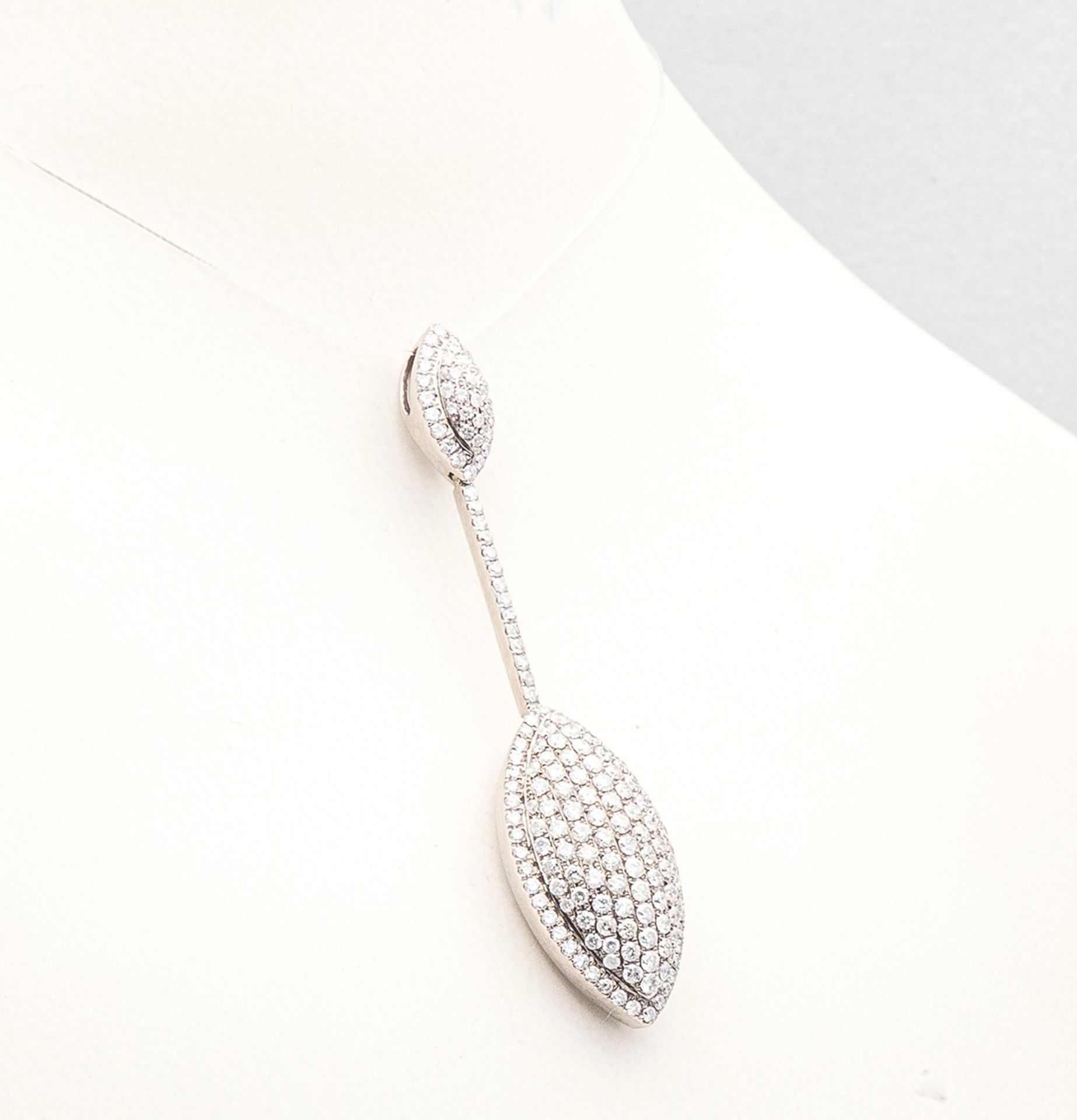 Distinguished pendant for Lady in 18k white gold with 3 ct of brilliant cut diamonds in total - Image 2 of 9