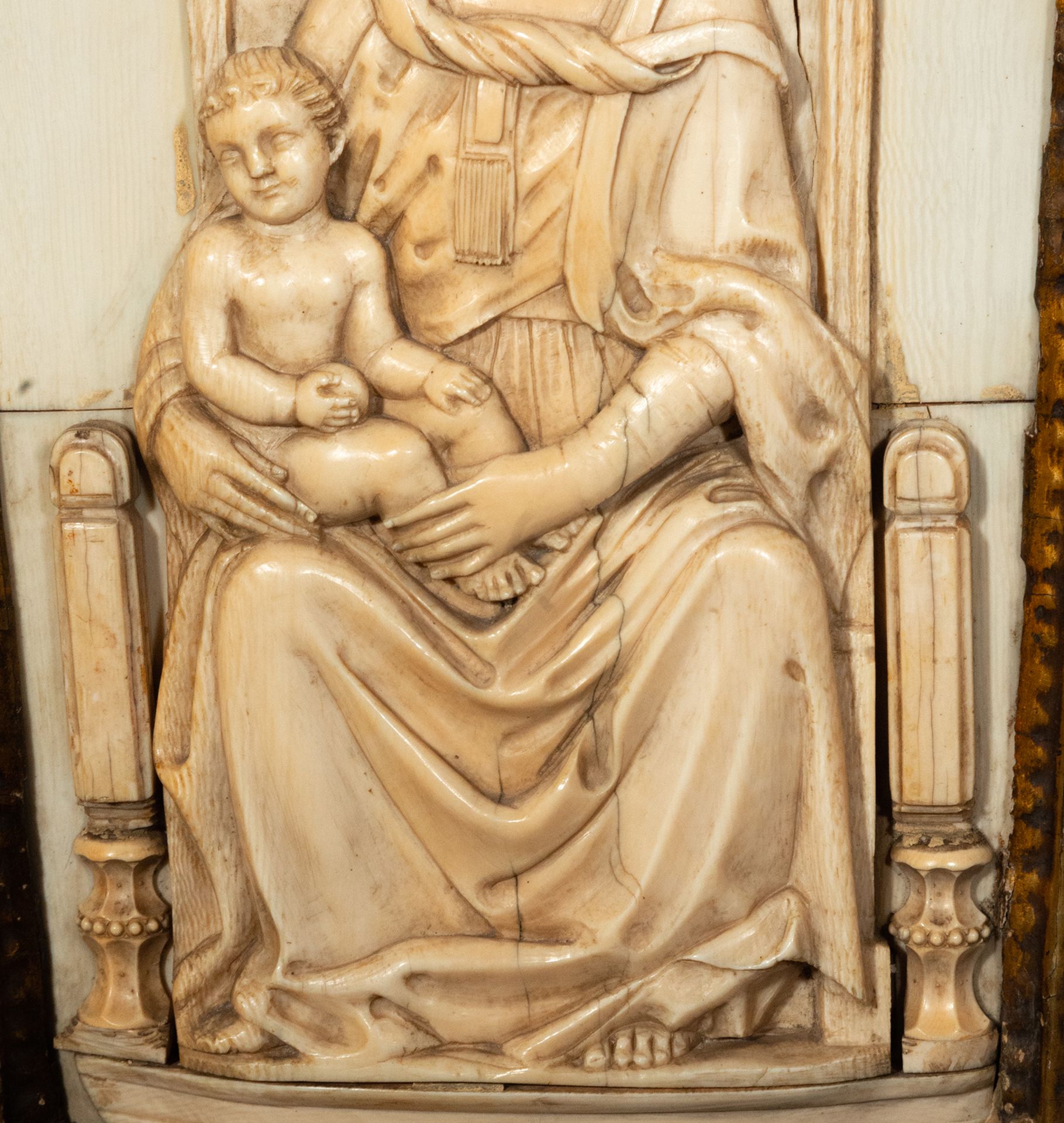 Important Madonna of Dieppe in carved ivory, with period frame in gilded wood in Cornucopis, 19th ce - Image 4 of 5