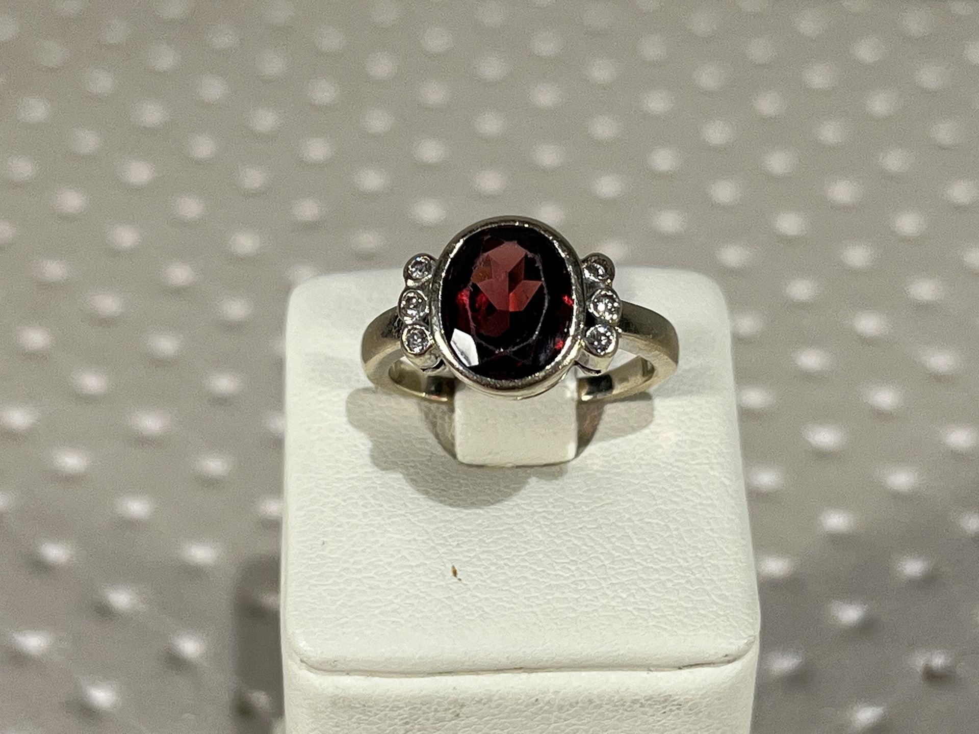 18k white gold ring with brilliant cut diamonds and garnet - Weight: 5gr - 350 - Image 2 of 7