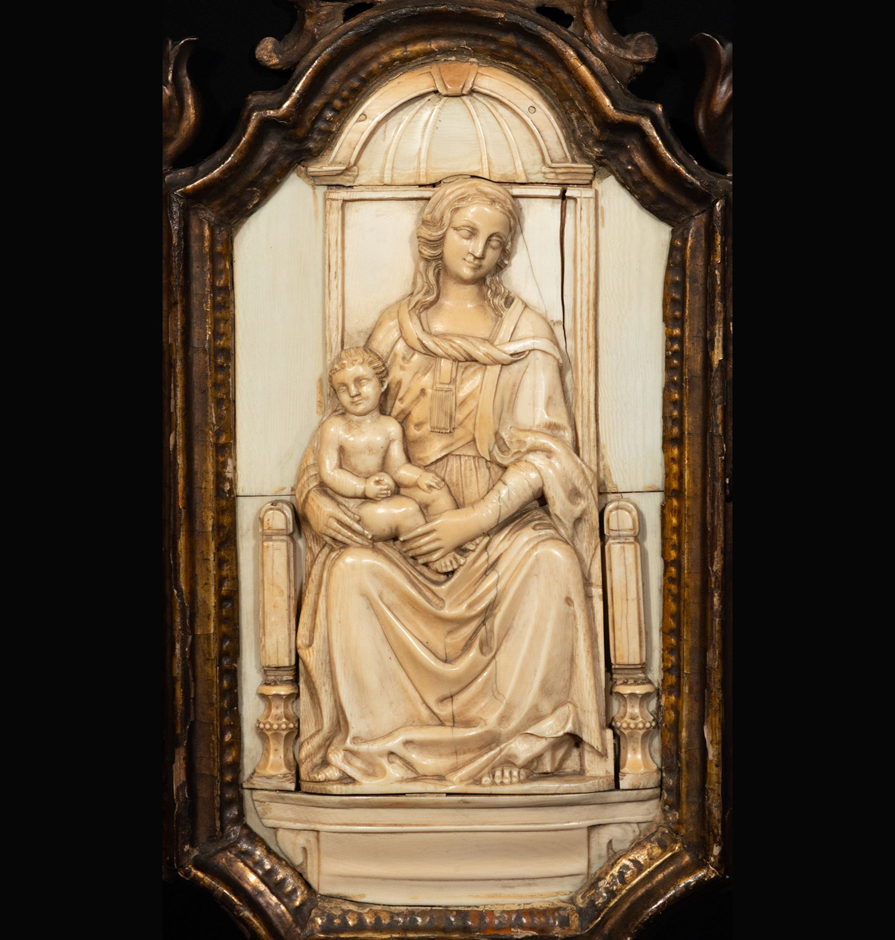 Important Madonna of Dieppe in carved ivory, with period frame in gilded wood in Cornucopis, 19th ce - Image 2 of 5