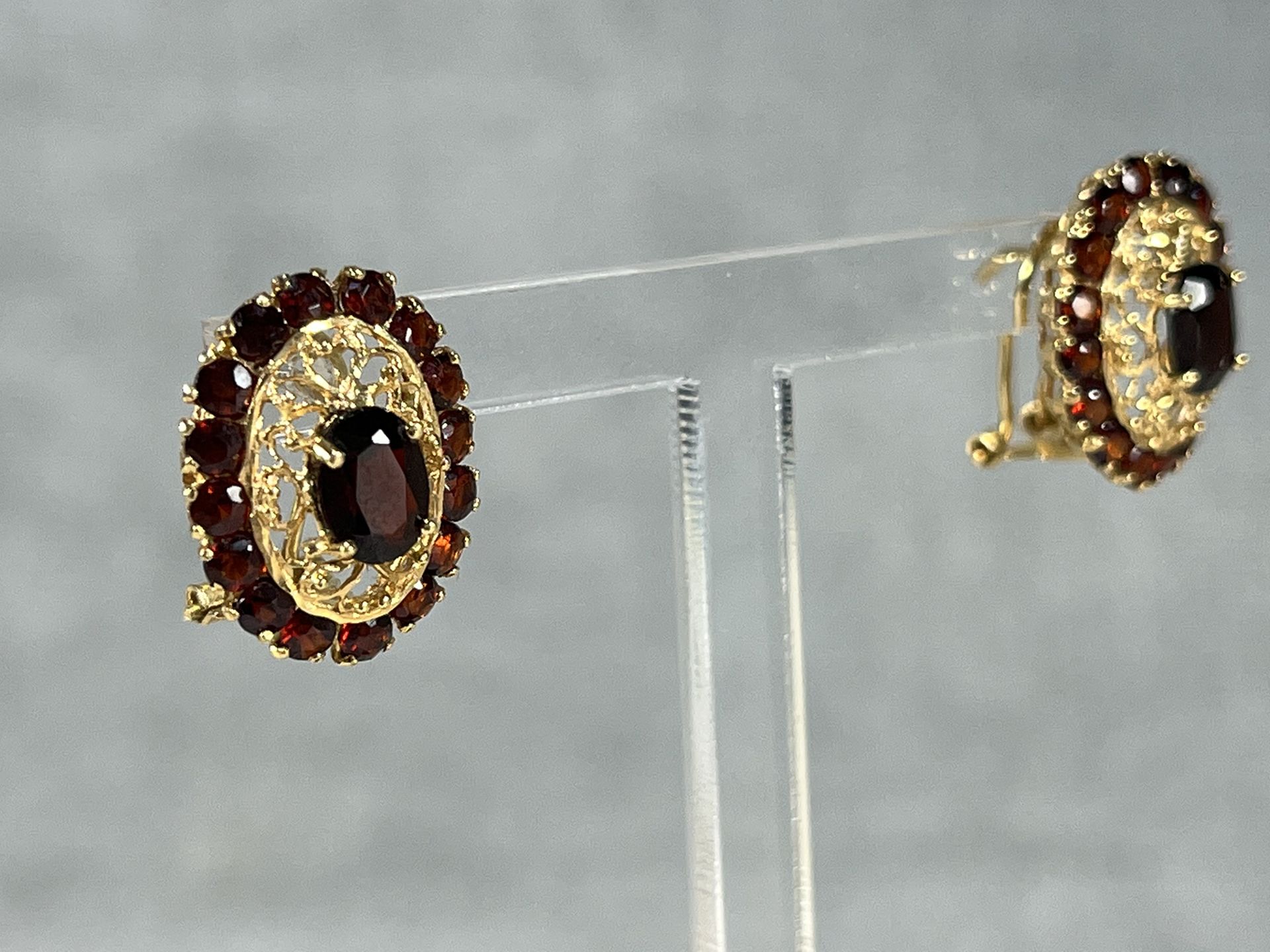 18k gold and garnet earrings - Image 2 of 6