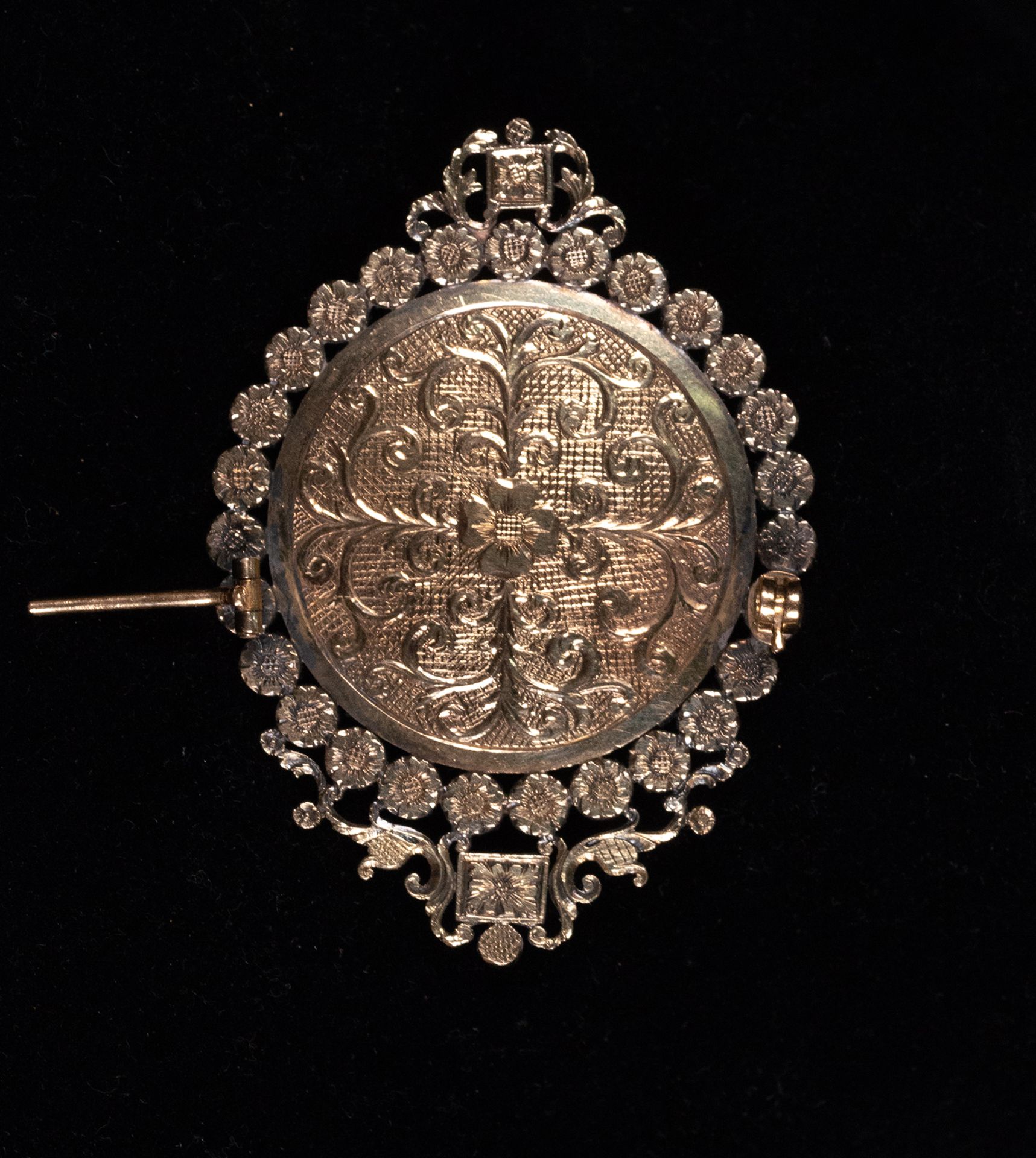 18-karat gold and enamel brooch, set with diamonds and emeralds - Bild 2 aus 3