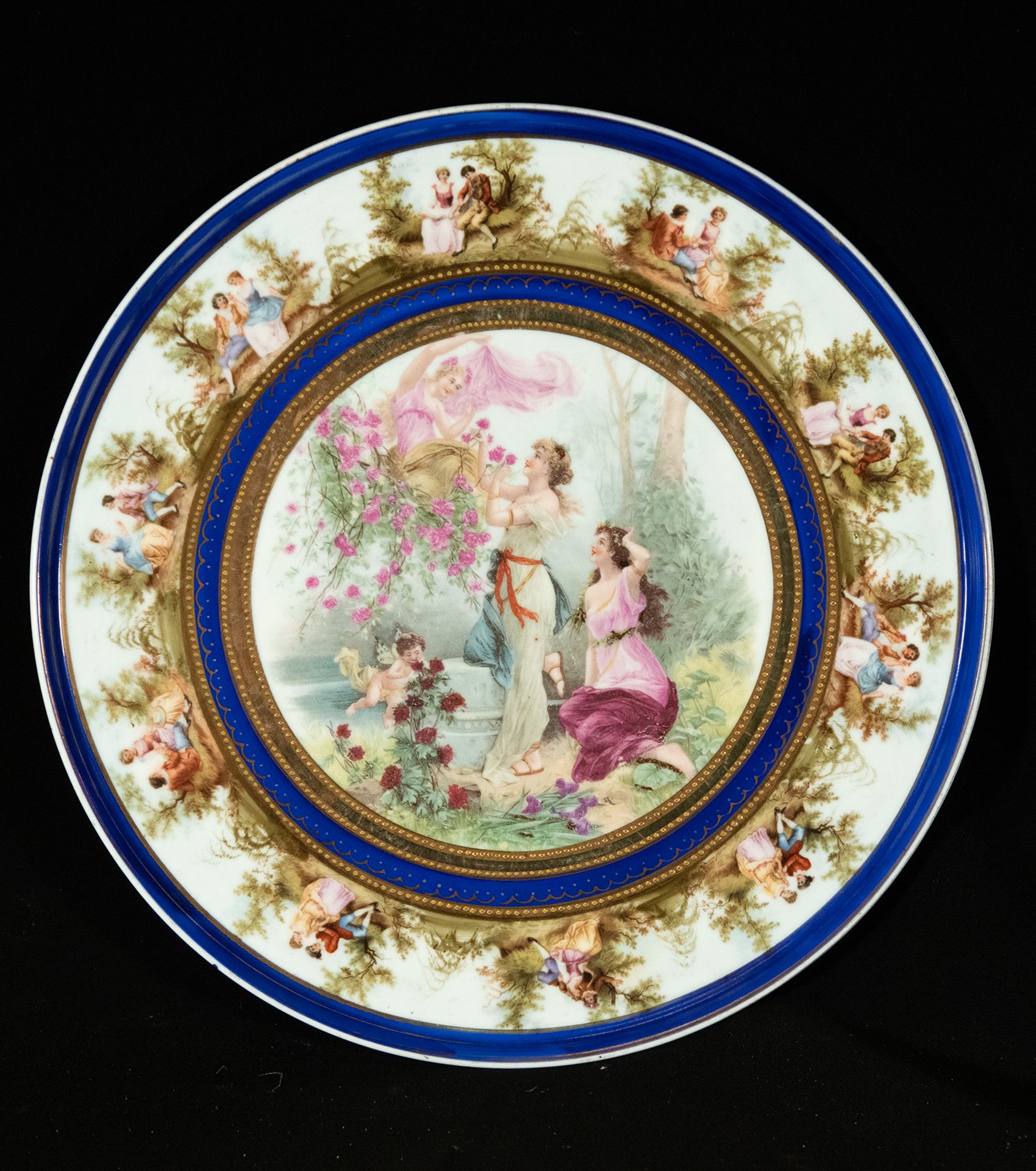 Important ceramic plate in Vienna porcelain, decorated by hand with motifs of Nymphs, 19th century