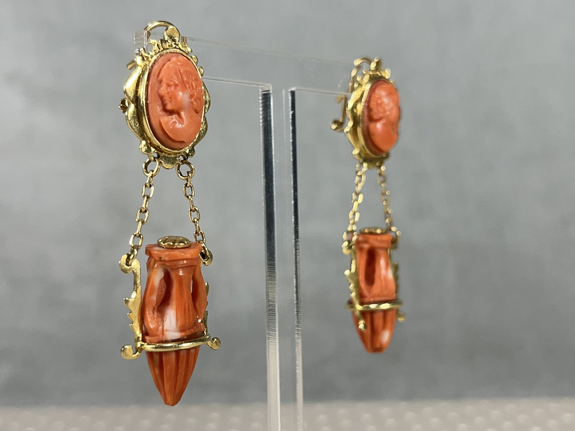 Spanish earrings with cameos and Mediterranean Coral amphoras mounted in 18k gold - Bild 2 aus 5