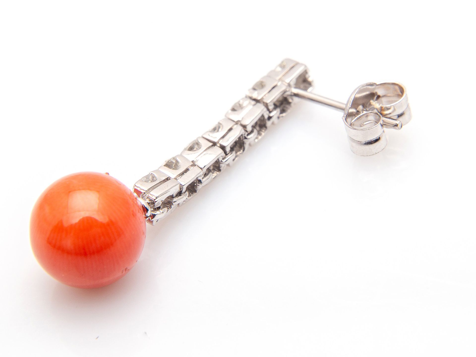 Teardrop earrings in 18k white gold, brilliant cut diamonds and AAA quality Mediterranean red coral - Image 8 of 9