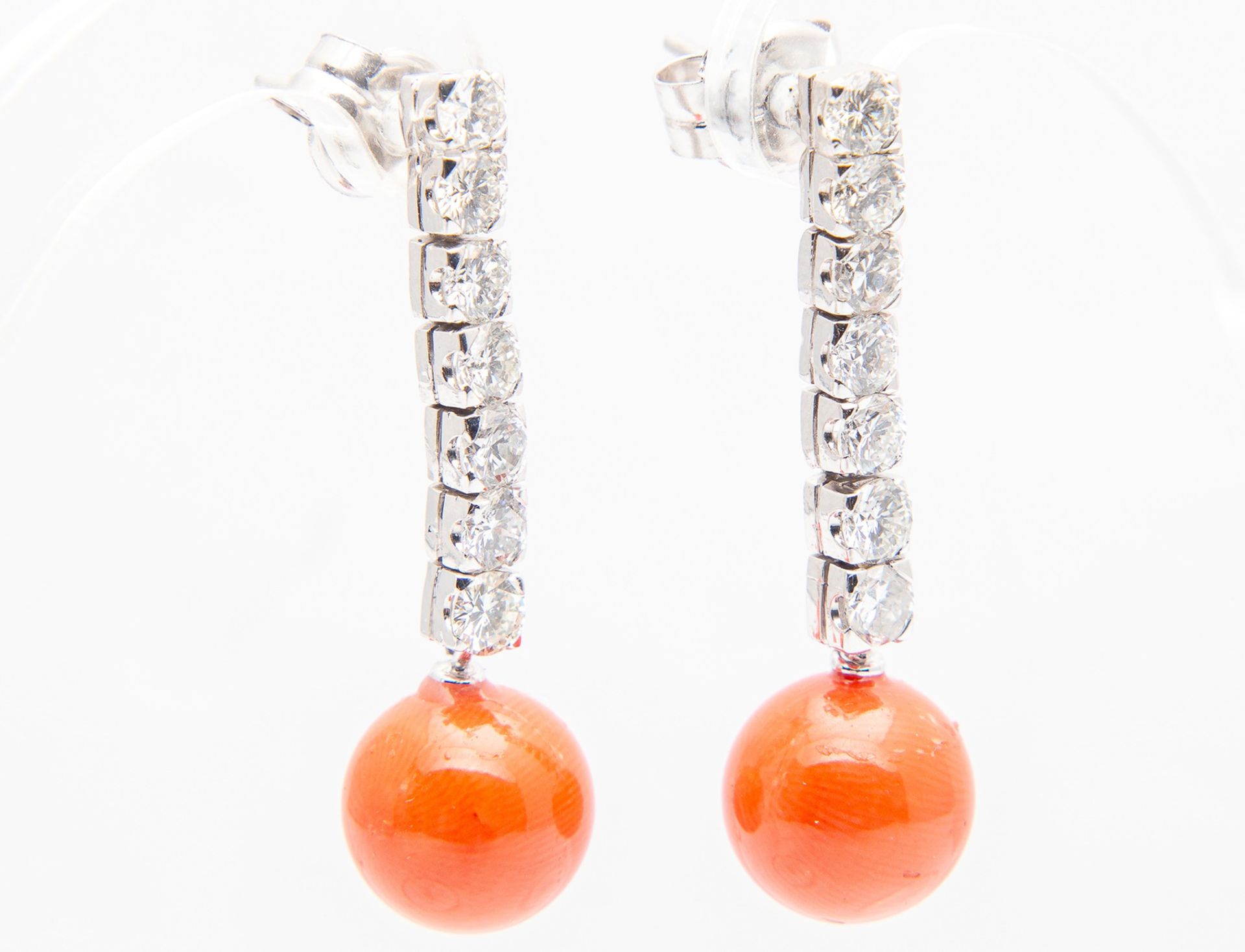 Teardrop earrings in 18k white gold, brilliant cut diamonds and AAA quality Mediterranean red coral - Image 2 of 9