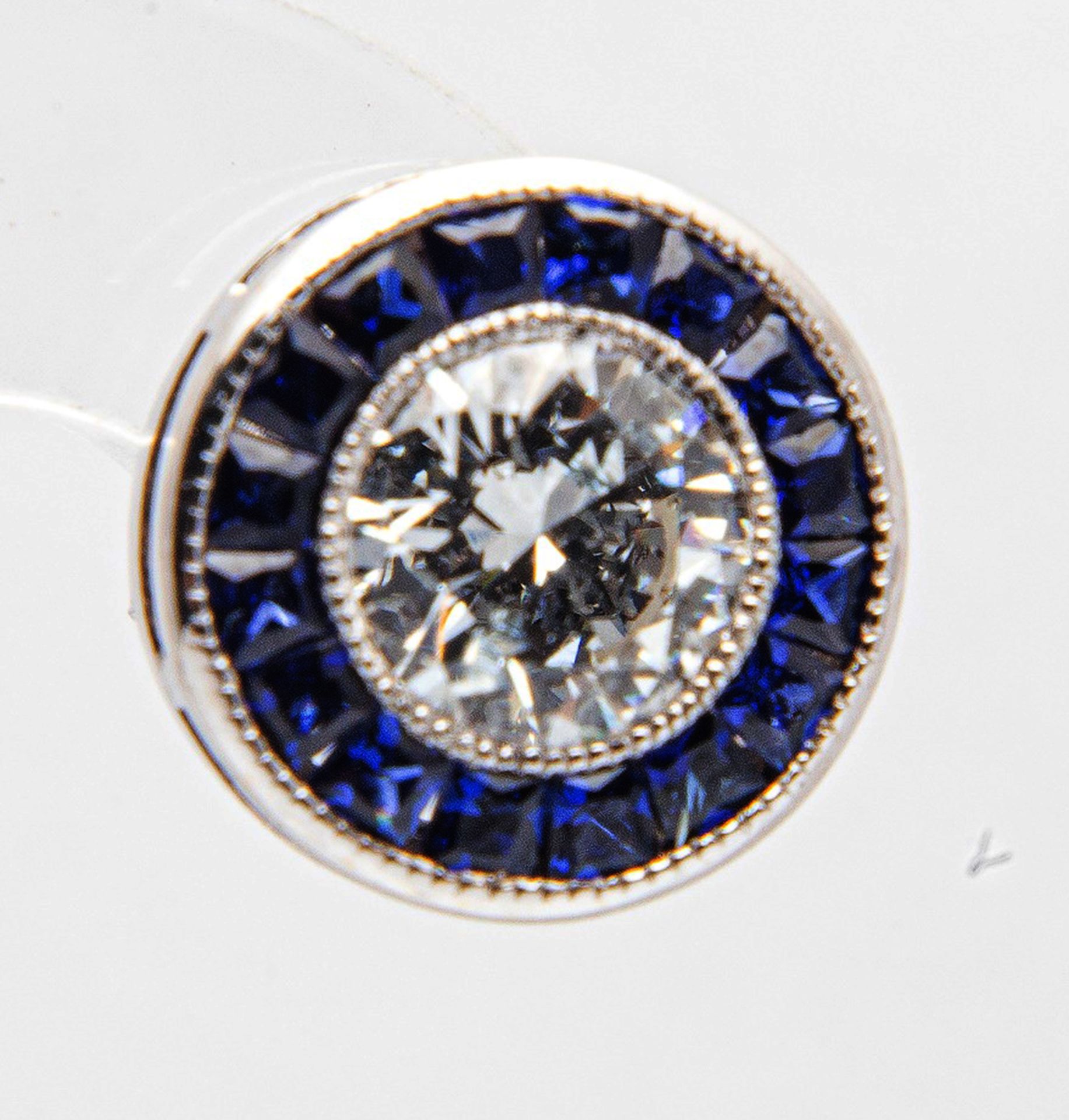 Elegant 1920s earrings with two 0.50 ct Diamonds each edged with sapphires, very good purity and col - Image 2 of 9