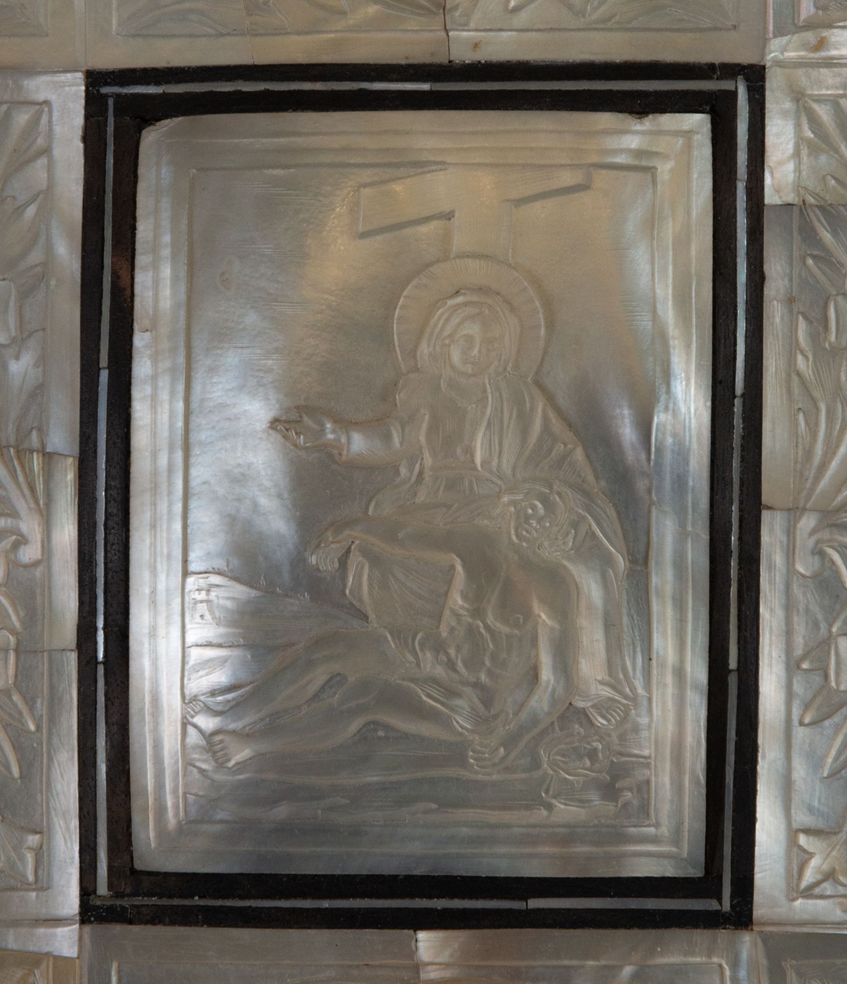 Rare Virgin of Sorrows in carved plates of Mother of Pearl, also called Jerusalem work, 18th century - Image 2 of 3