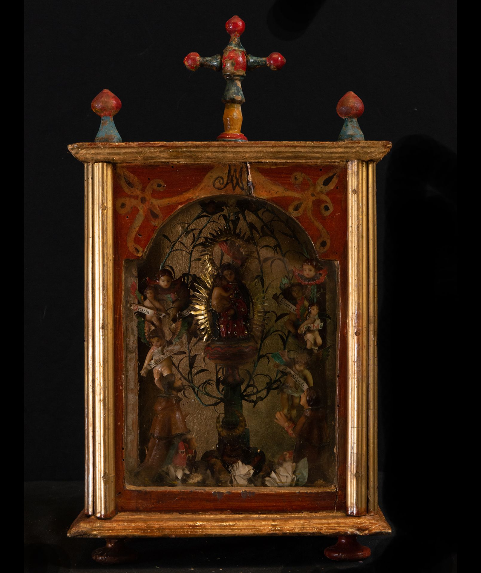 Unusual colonial ensemble of Urn with Virgin of Pilar and Parsonnages in wax, Mexican colonial work 