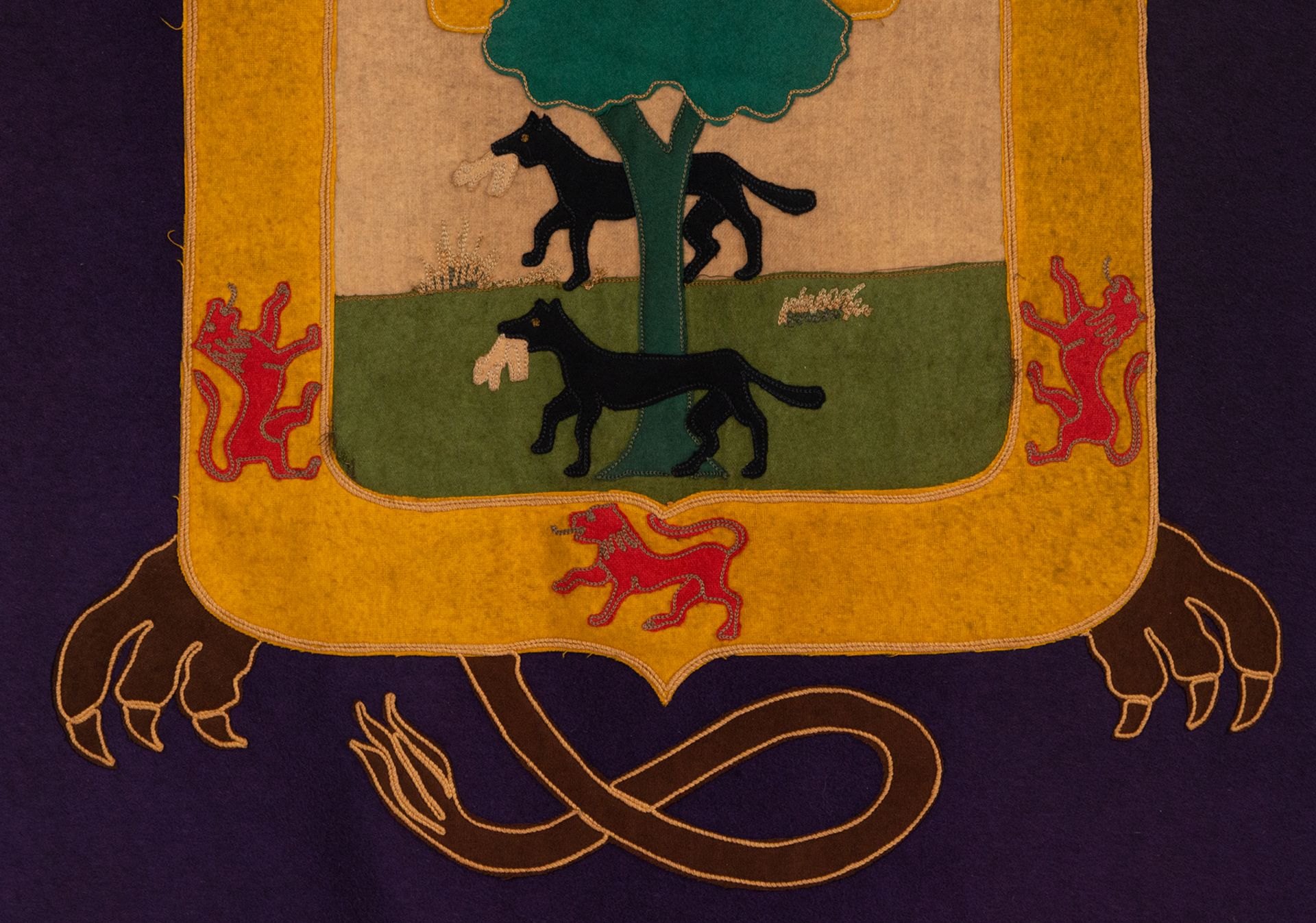 Tapestry embroidered with the Blazon de la Vizcaya, first half of the 20th century - Bild 4 aus 8