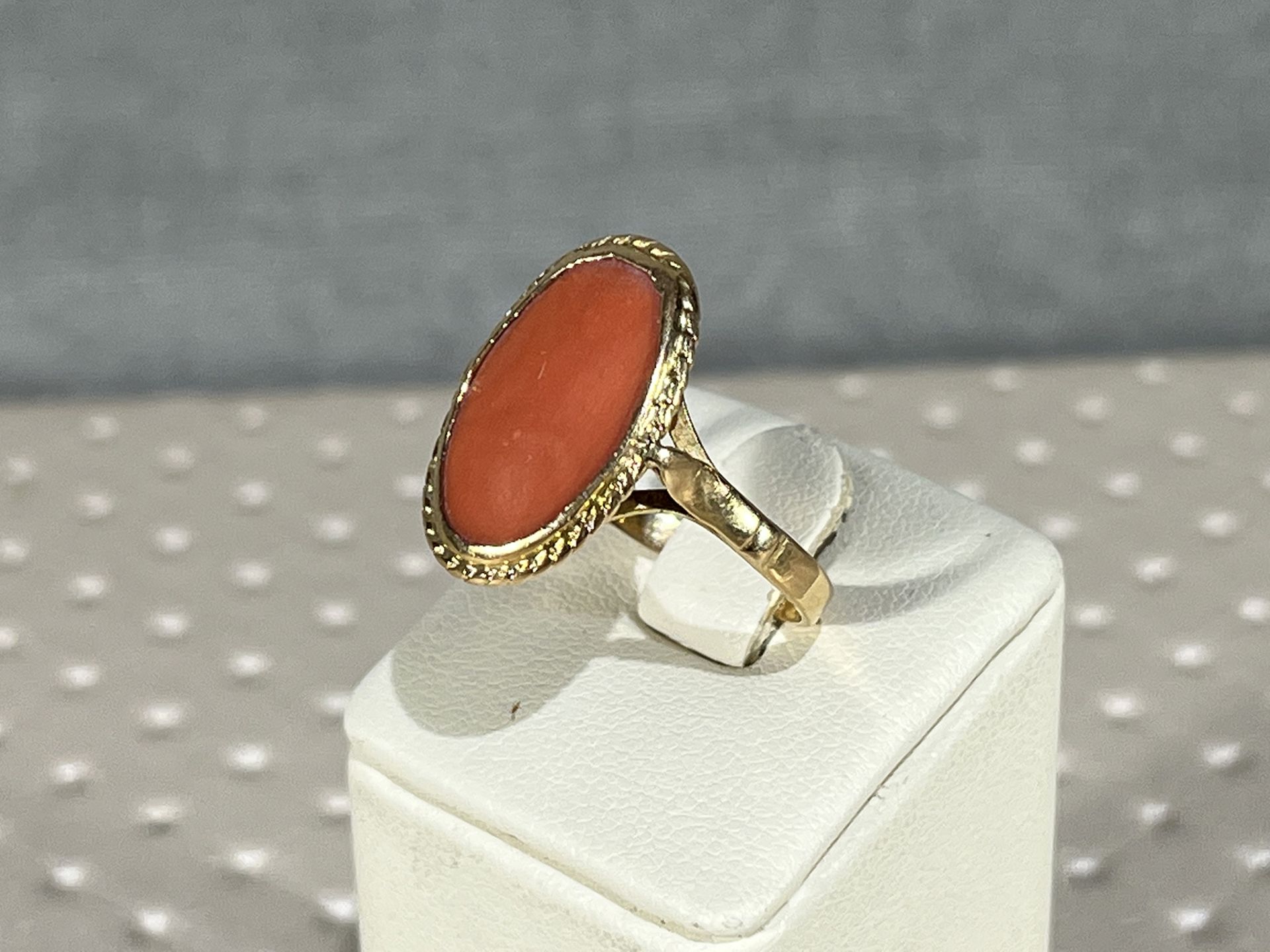 18k Gold and Coral Ring - Image 3 of 6