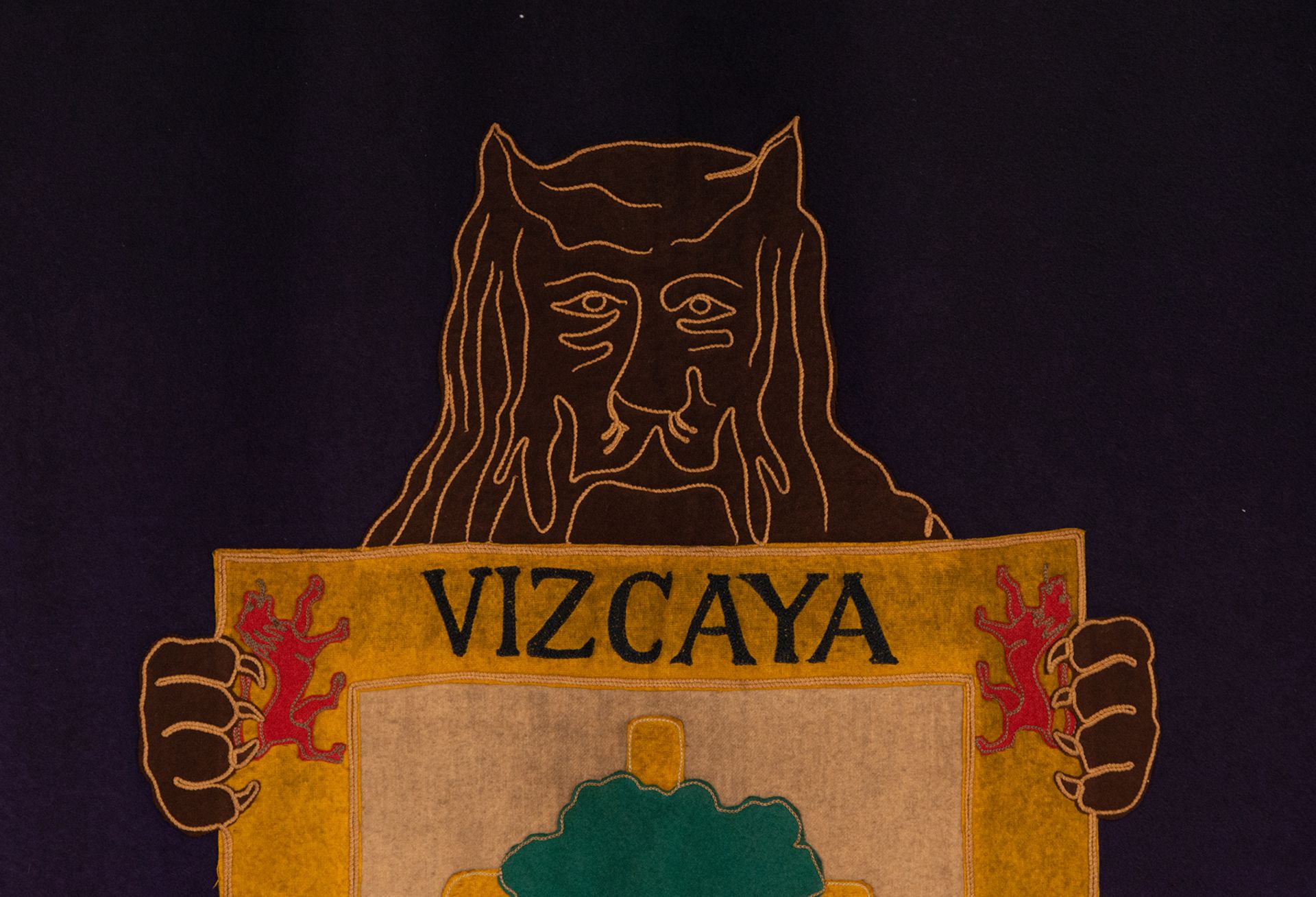 Tapestry embroidered with the Blazon de la Vizcaya, first half of the 20th century - Bild 3 aus 8
